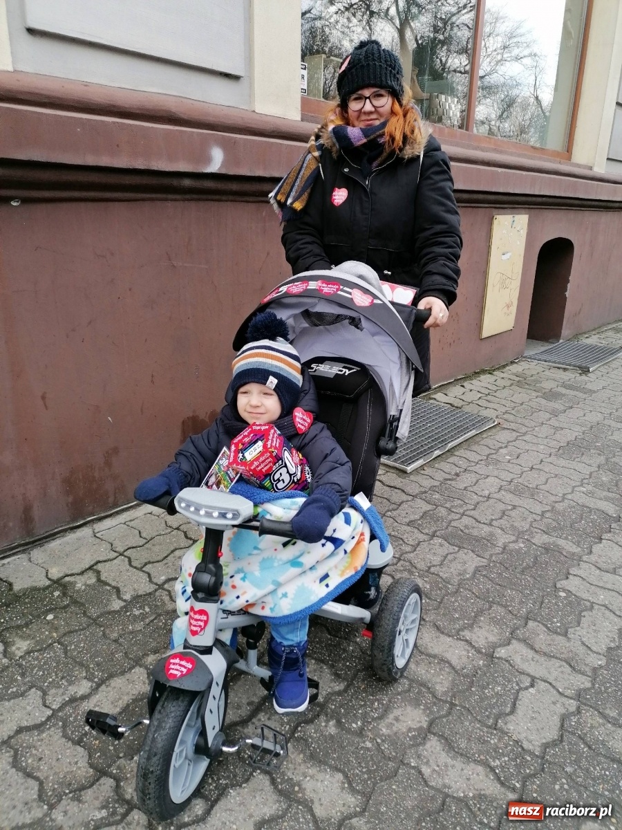 Zdjęcie w galerii na portalu naszraciborz.pl: 30 finał WOŚP. Kwestuje około stu wolontariuszy. Będzie relacja w TVN z Raciborza wiadomości z regionu