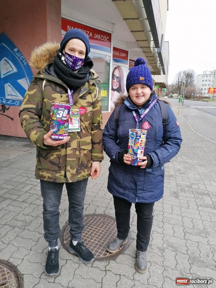 Zdjęcie w galerii na portalu naszraciborz.pl: 30 finał WOŚP. Kwestuje około stu wolontariuszy. Będzie relacja w TVN z Raciborza wiadomości z regionu