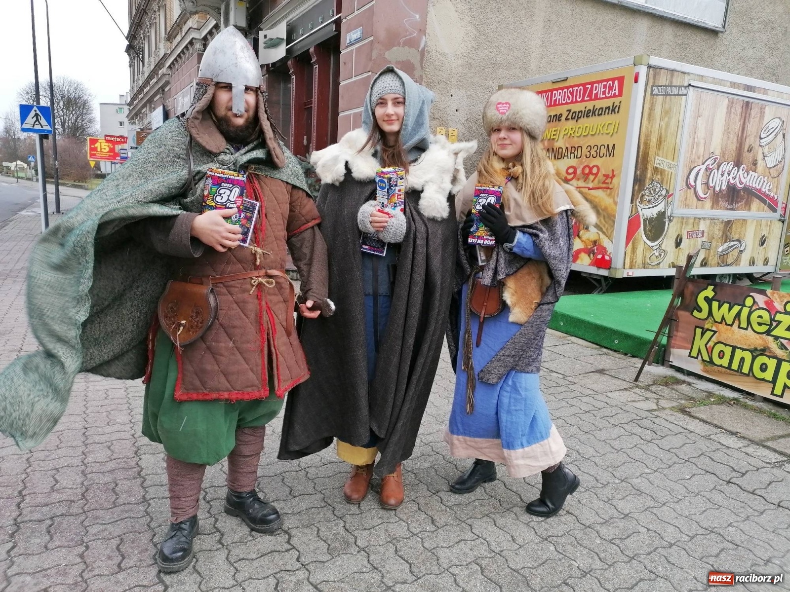 Zdjęcie w galerii na portalu naszraciborz.pl: 30 finał WOŚP. Kwestuje około stu wolontariuszy. Będzie relacja w TVN z Raciborza wiadomości z regionu