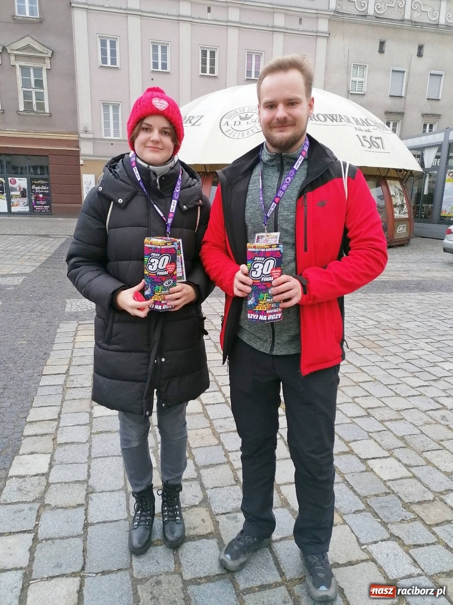 Zdjęcie w galerii na portalu naszraciborz.pl: 30 finał WOŚP. Kwestuje około stu wolontariuszy. Będzie relacja w TVN z Raciborza wiadomości z regionu