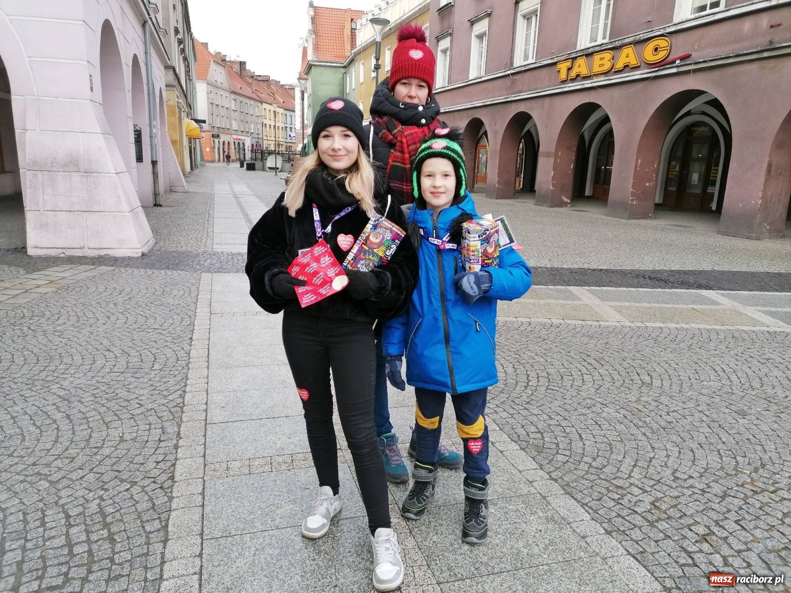 Zdjęcie w galerii na portalu naszraciborz.pl: 30 finał WOŚP. Kwestuje około stu wolontariuszy. Będzie relacja w TVN z Raciborza wiadomości z regionu