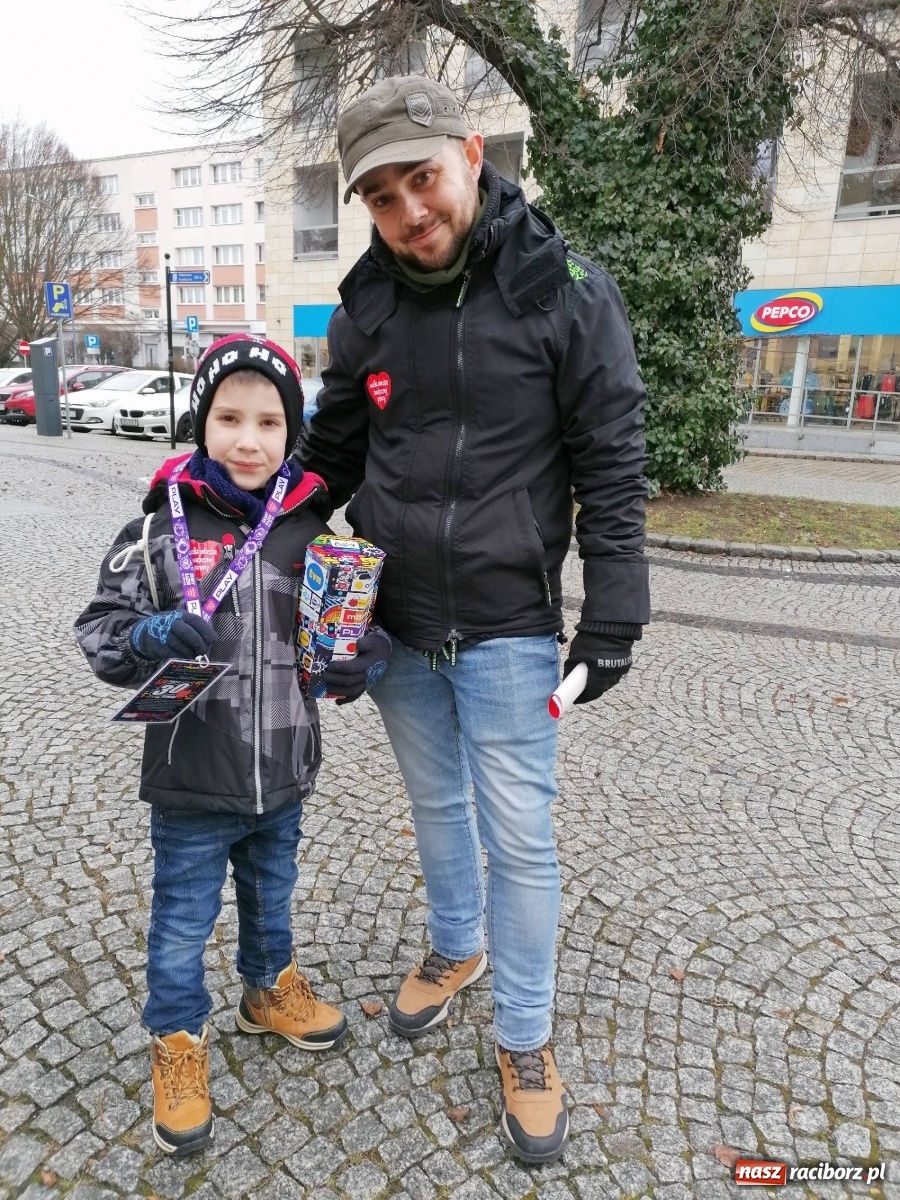 Zdjęcie w galerii na portalu naszraciborz.pl: 30 finał WOŚP. Kwestuje około stu wolontariuszy. Będzie relacja w TVN z Raciborza wiadomości z regionu