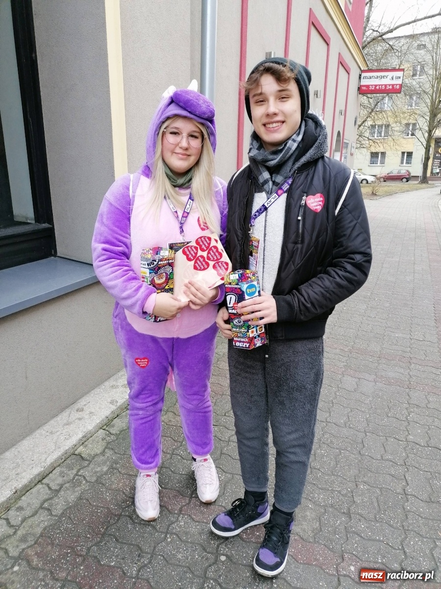 Zdjęcie w galerii na portalu naszraciborz.pl: 30 finał WOŚP. Kwestuje około stu wolontariuszy. Będzie relacja w TVN z Raciborza wiadomości z regionu