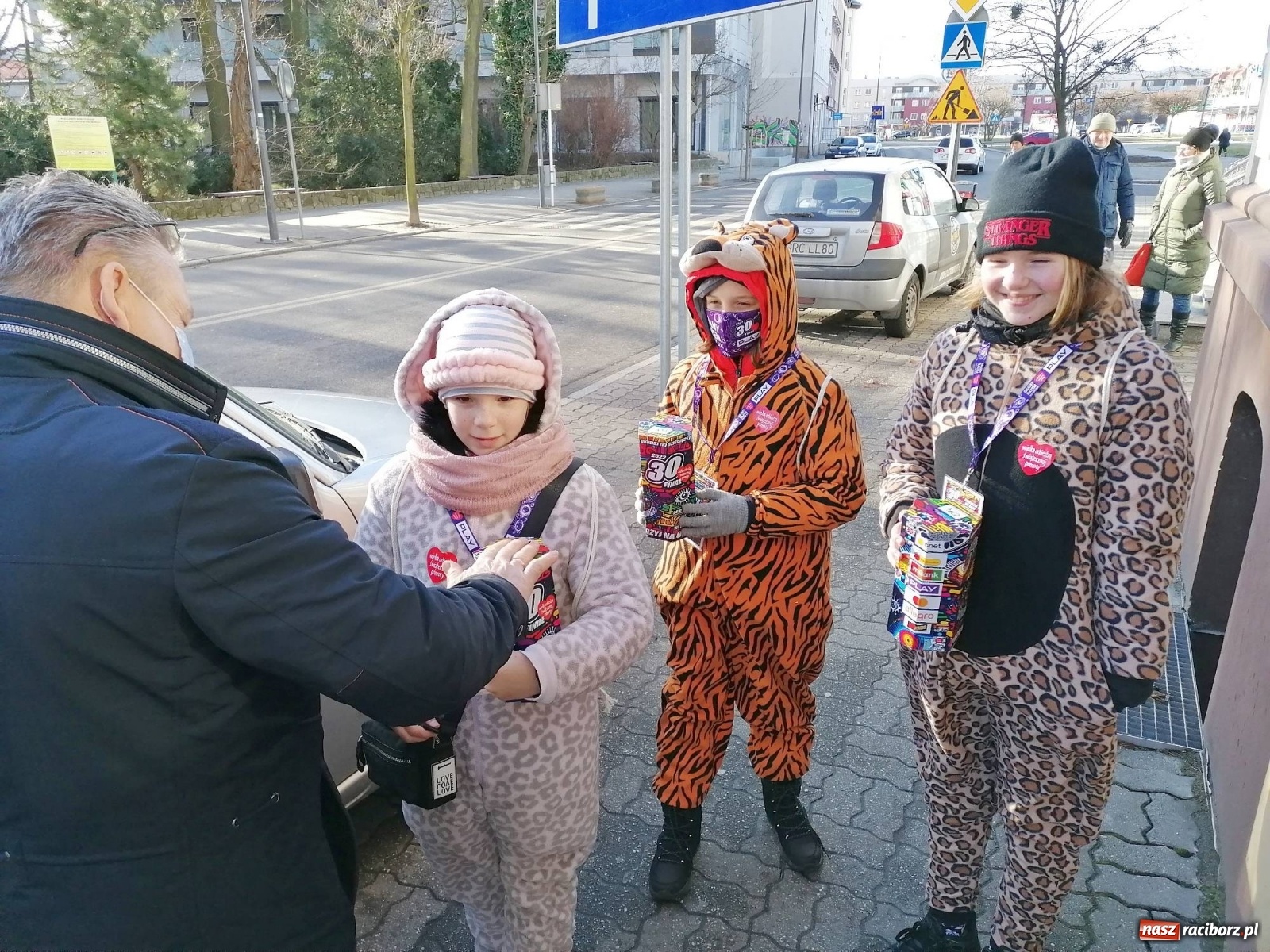 Zdjęcie w galerii na portalu naszraciborz.pl: 30 finał WOŚP. Kwestuje około stu wolontariuszy. Będzie relacja w TVN z Raciborza wiadomości z regionu