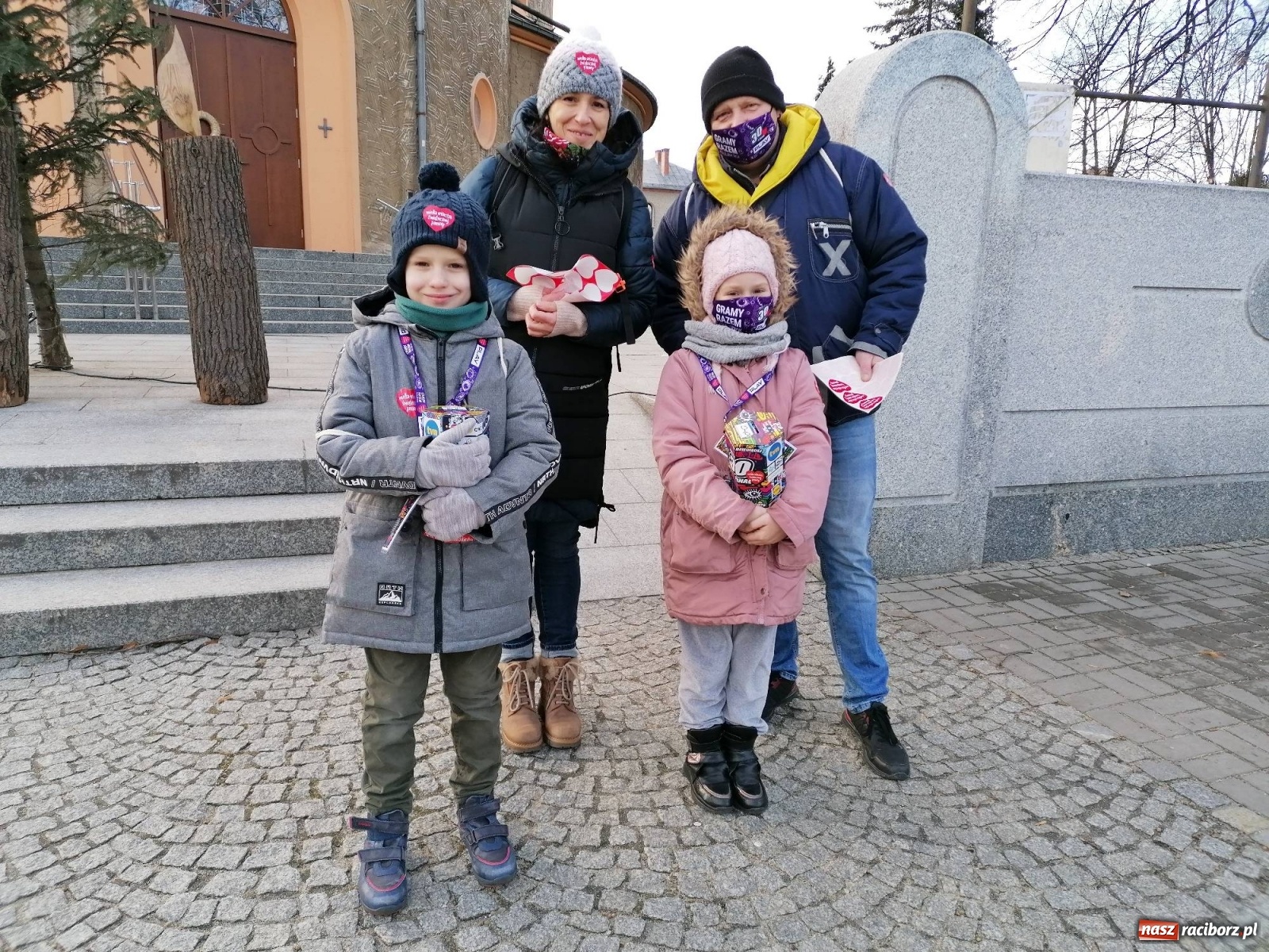 Zdjęcie w galerii na portalu naszraciborz.pl: 30 finał WOŚP. Kwestuje około stu wolontariuszy. Będzie relacja w TVN z Raciborza wiadomości z regionu