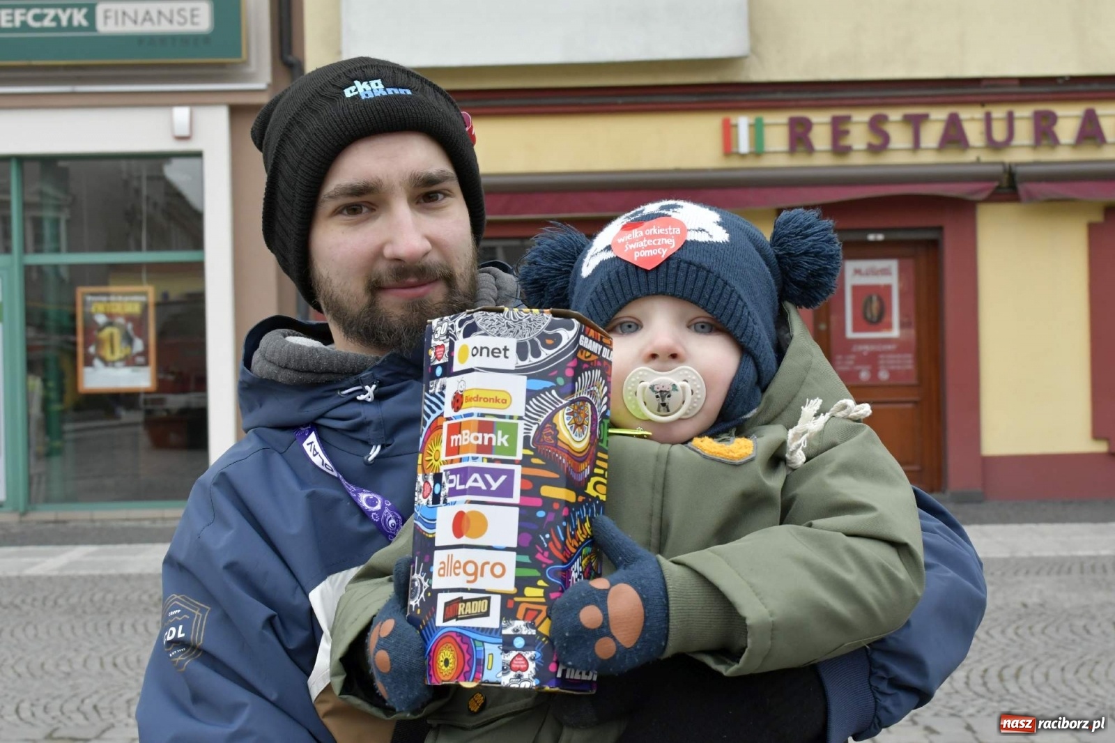 Zdjęcie w galerii na portalu naszraciborz.pl: Morsy, wojowie, strażacy, strzelcy i ciocia Klocia – 30. finał WOŚP na raciborskim Rynku wiadomości z regionu