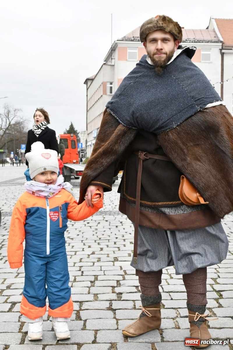Zdjęcie w galerii na portalu naszraciborz.pl: Morsy, wojowie, strażacy, strzelcy i ciocia Klocia – 30. finał WOŚP na raciborskim Rynku wiadomości z regionu