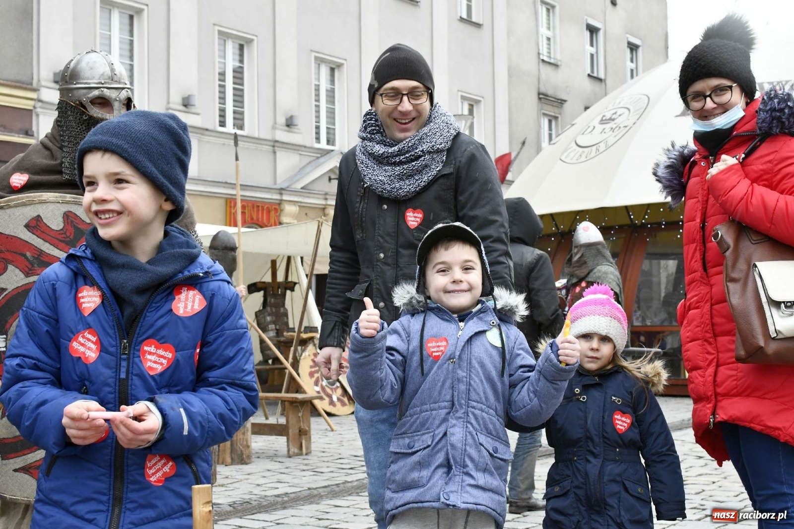 Zdjęcie w galerii na portalu naszraciborz.pl: Morsy, wojowie, strażacy, strzelcy i ciocia Klocia – 30. finał WOŚP na raciborskim Rynku wiadomości z regionu