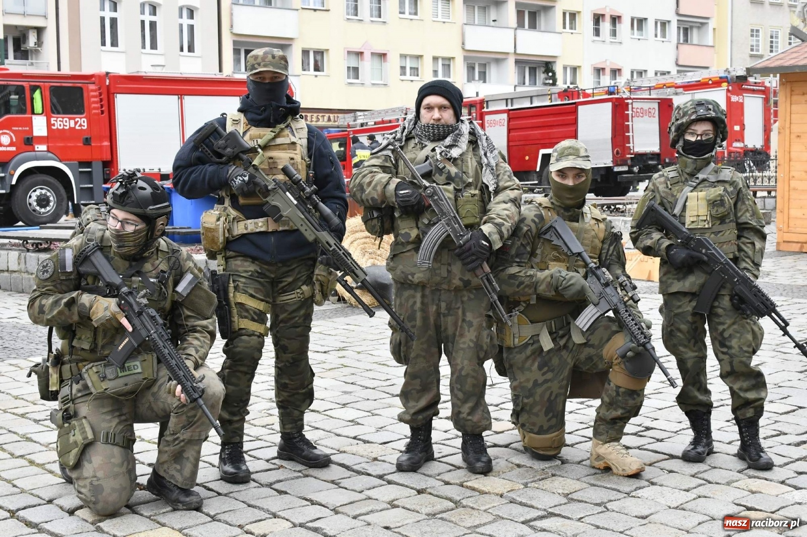 Zdjęcie w galerii na portalu naszraciborz.pl: Morsy, wojowie, strażacy, strzelcy i ciocia Klocia – 30. finał WOŚP na raciborskim Rynku wiadomości z regionu