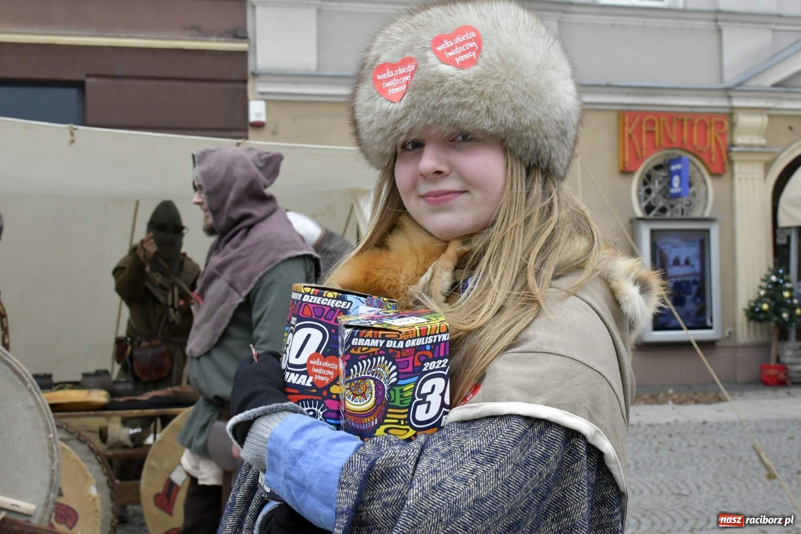 Zdjęcie w galerii na portalu naszraciborz.pl: Morsy, wojowie, strażacy, strzelcy i ciocia Klocia – 30. finał WOŚP na raciborskim Rynku wiadomości z regionu
