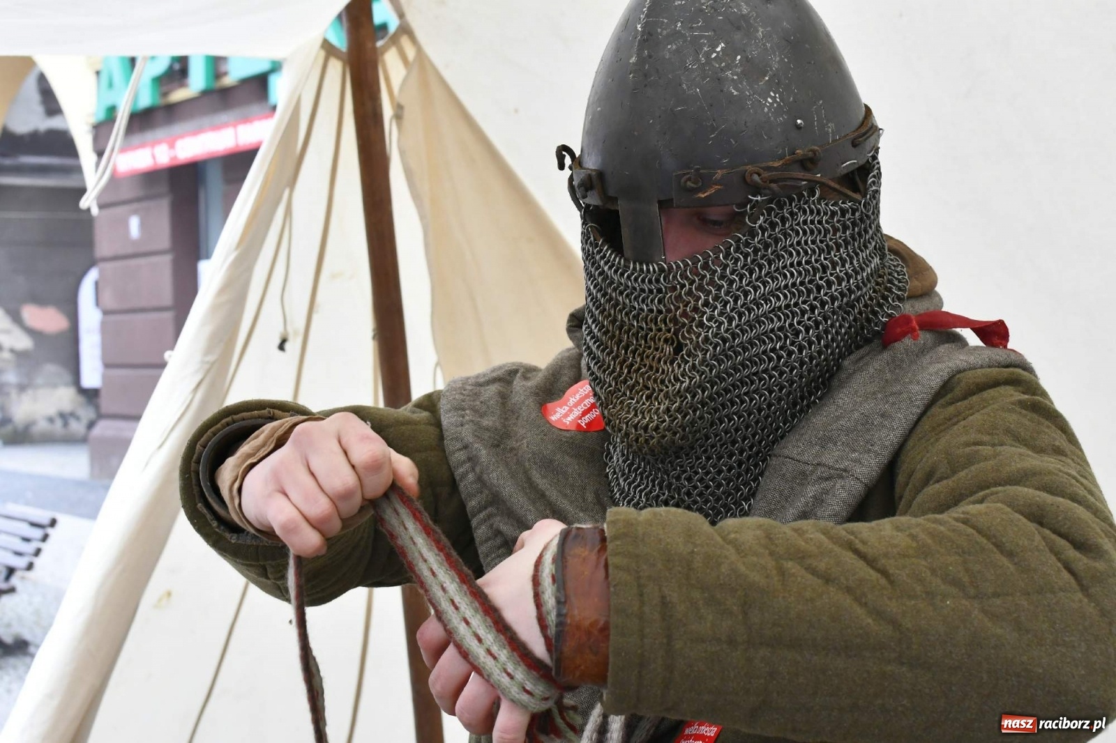 Zdjęcie w galerii na portalu naszraciborz.pl: Morsy, wojowie, strażacy, strzelcy i ciocia Klocia – 30. finał WOŚP na raciborskim Rynku wiadomości z regionu