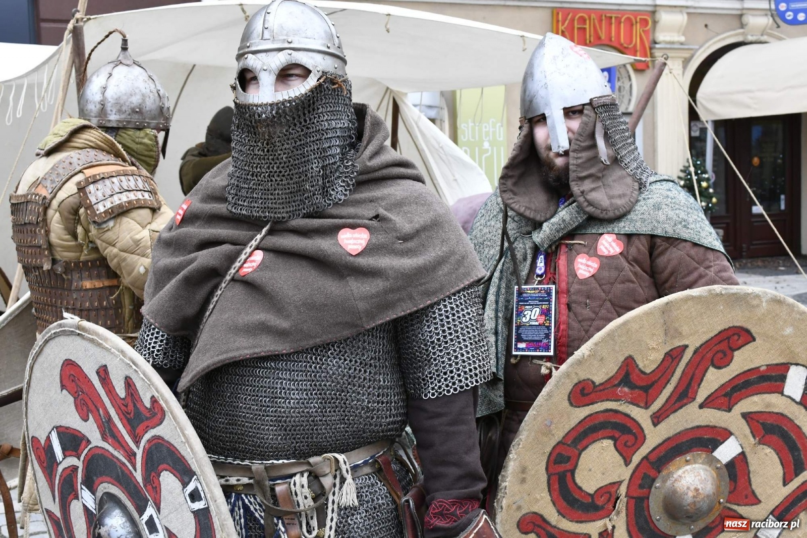 Zdjęcie w galerii na portalu naszraciborz.pl: Morsy, wojowie, strażacy, strzelcy i ciocia Klocia – 30. finał WOŚP na raciborskim Rynku wiadomości z regionu