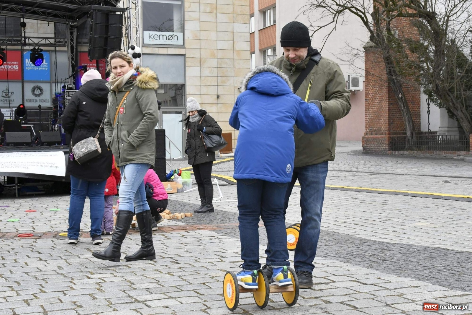 Zdjęcie w galerii na portalu naszraciborz.pl: Morsy, wojowie, strażacy, strzelcy i ciocia Klocia – 30. finał WOŚP na raciborskim Rynku wiadomości z regionu
