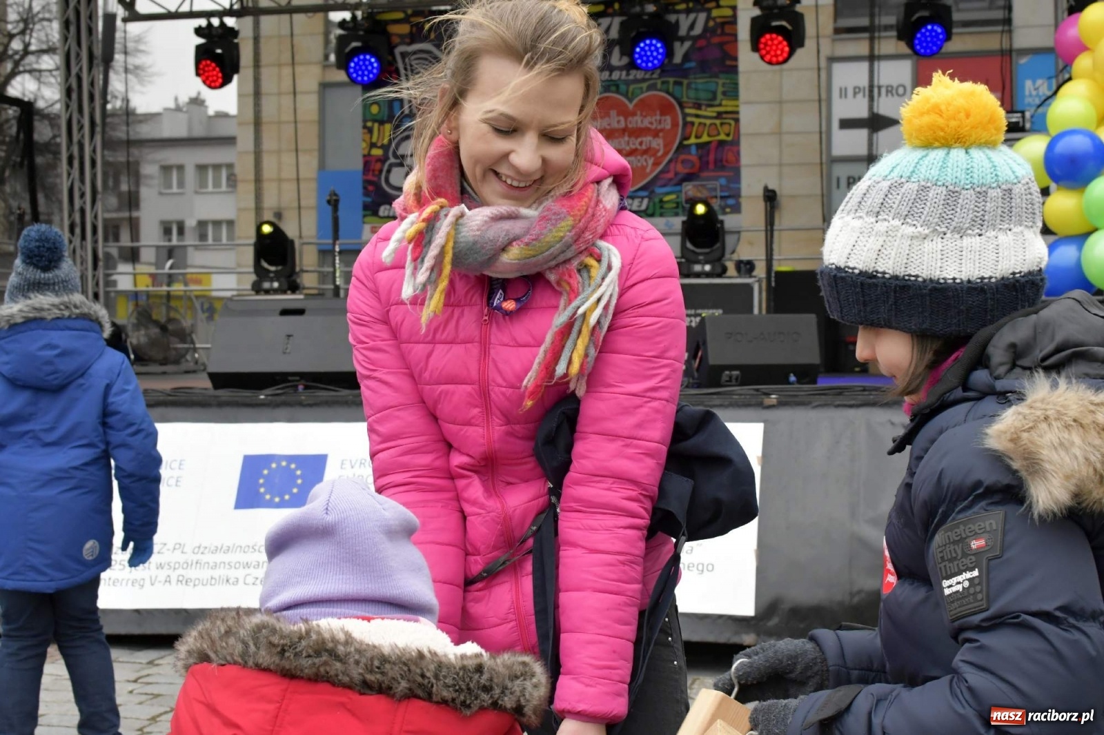 Zdjęcie w galerii na portalu naszraciborz.pl: Morsy, wojowie, strażacy, strzelcy i ciocia Klocia – 30. finał WOŚP na raciborskim Rynku wiadomości z regionu