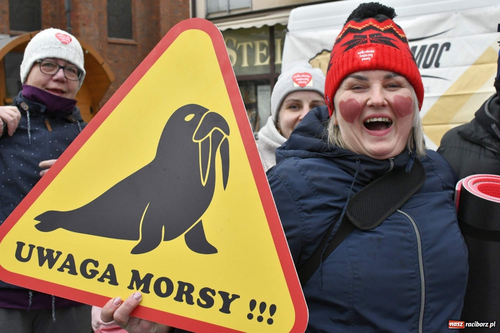 Zdjęcie w galerii na portalu naszraciborz.pl: Morsy, wojowie, strażacy, strzelcy i ciocia Klocia – 30. finał WOŚP na raciborskim Rynku wiadomości z regionu