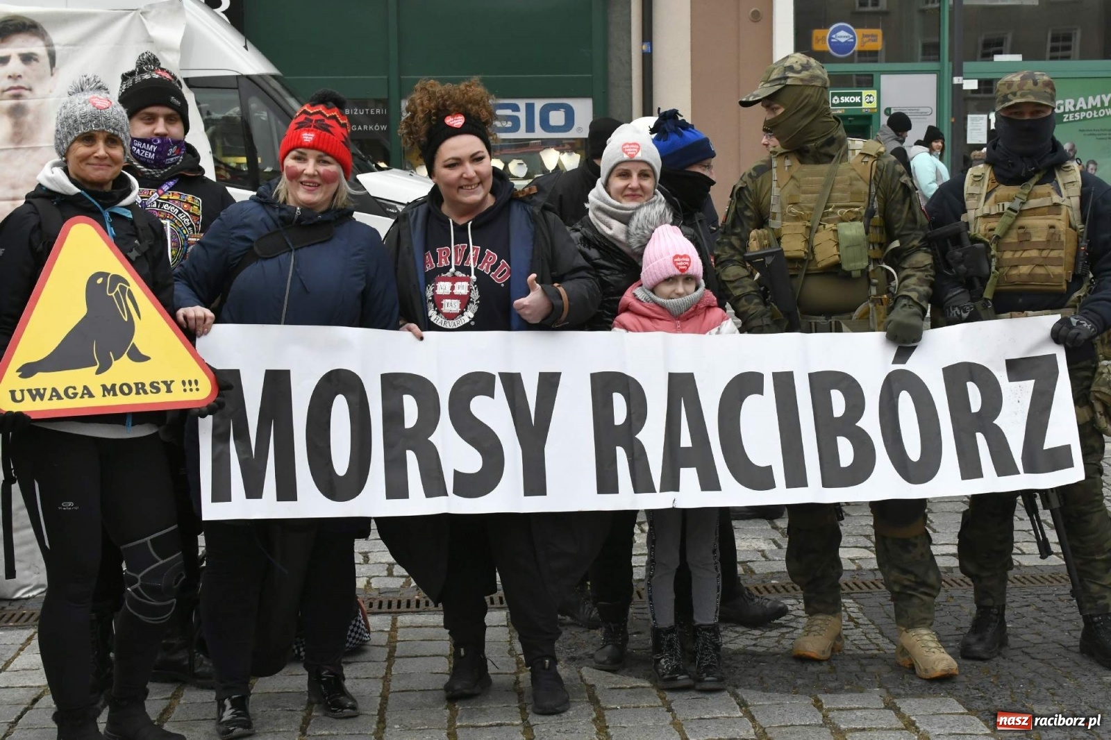 Zdjęcie w galerii na portalu naszraciborz.pl: Morsy, wojowie, strażacy, strzelcy i ciocia Klocia – 30. finał WOŚP na raciborskim Rynku wiadomości z regionu