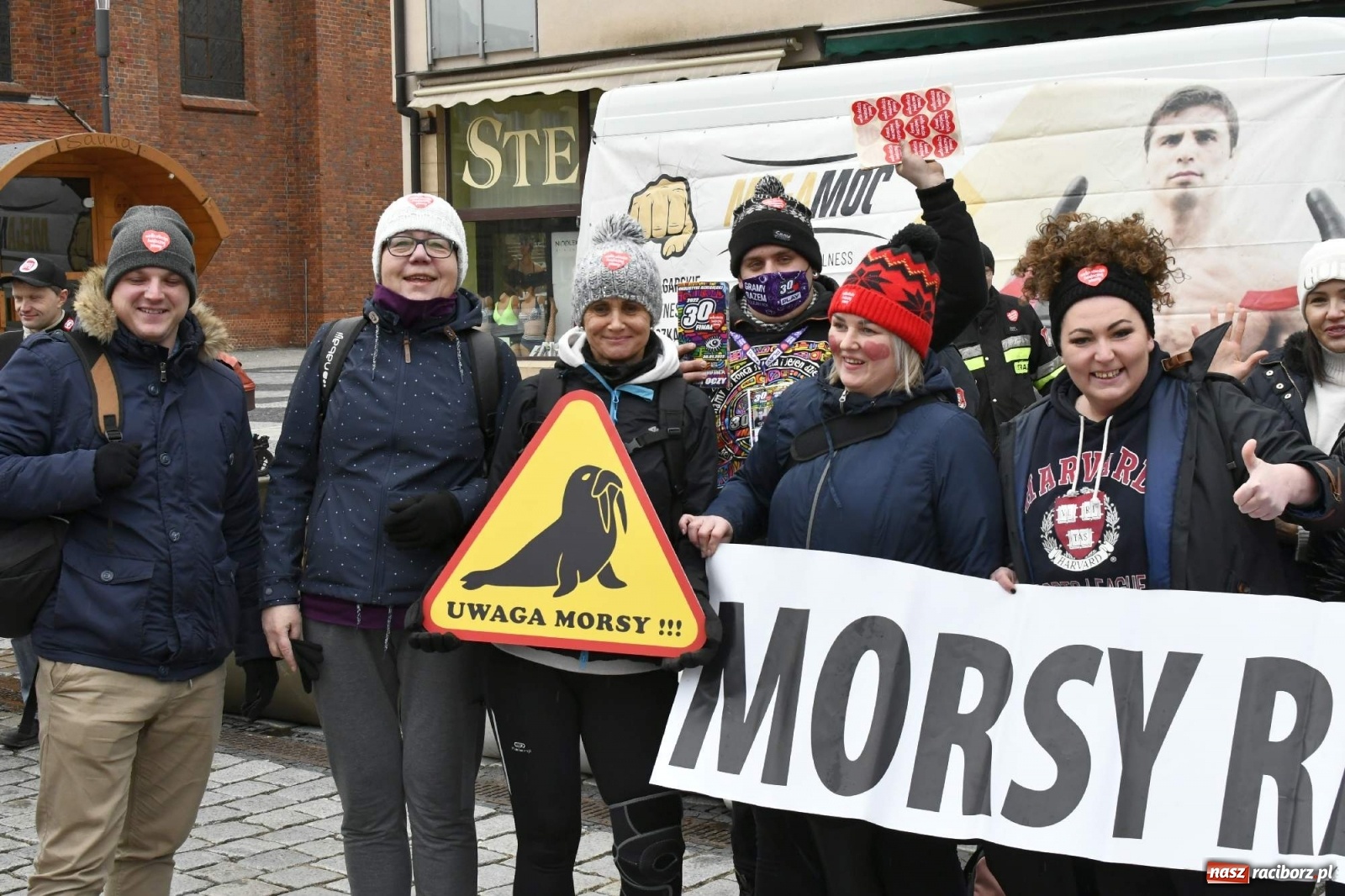 Zdjęcie w galerii na portalu naszraciborz.pl: Morsy, wojowie, strażacy, strzelcy i ciocia Klocia – 30. finał WOŚP na raciborskim Rynku wiadomości z regionu