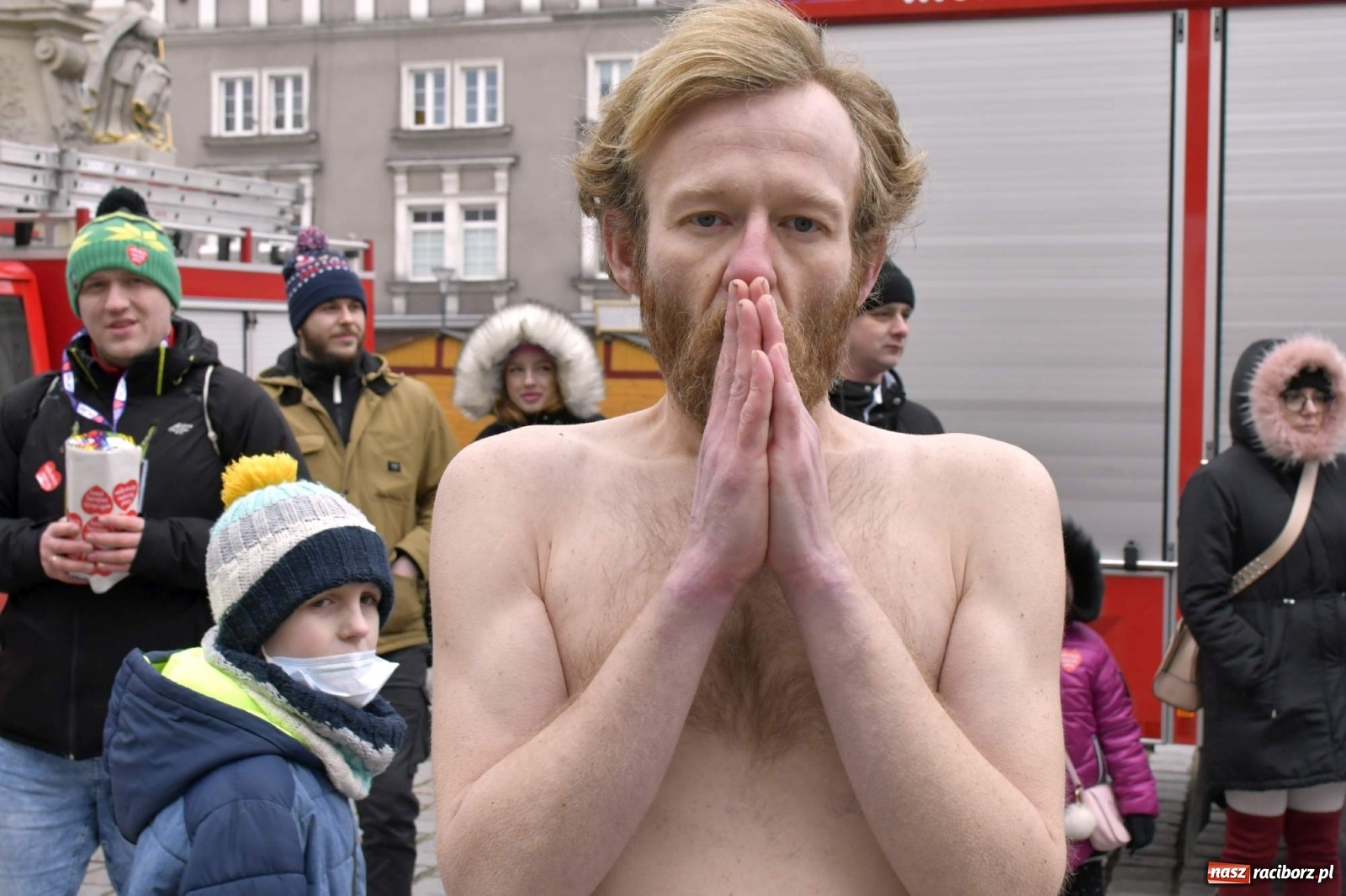 Zdjęcie w galerii na portalu naszraciborz.pl: Morsy, wojowie, strażacy, strzelcy i ciocia Klocia – 30. finał WOŚP na raciborskim Rynku wiadomości z regionu