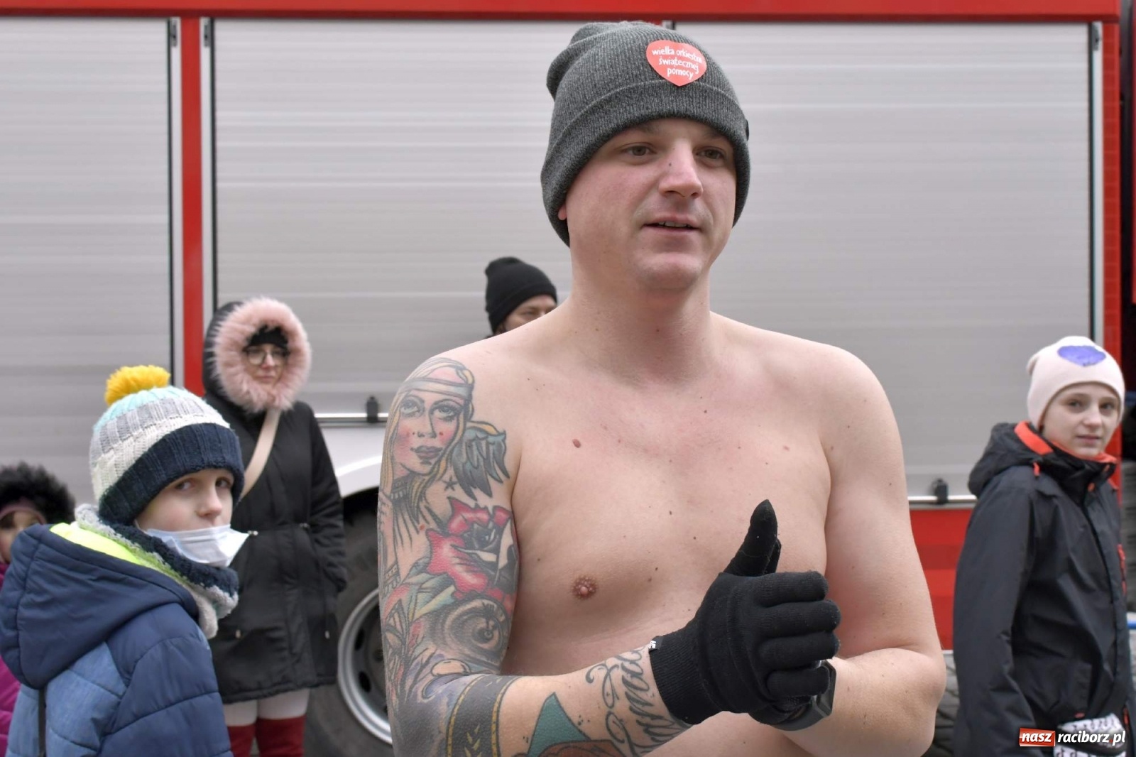 Zdjęcie w galerii na portalu naszraciborz.pl: Morsy, wojowie, strażacy, strzelcy i ciocia Klocia – 30. finał WOŚP na raciborskim Rynku wiadomości z regionu