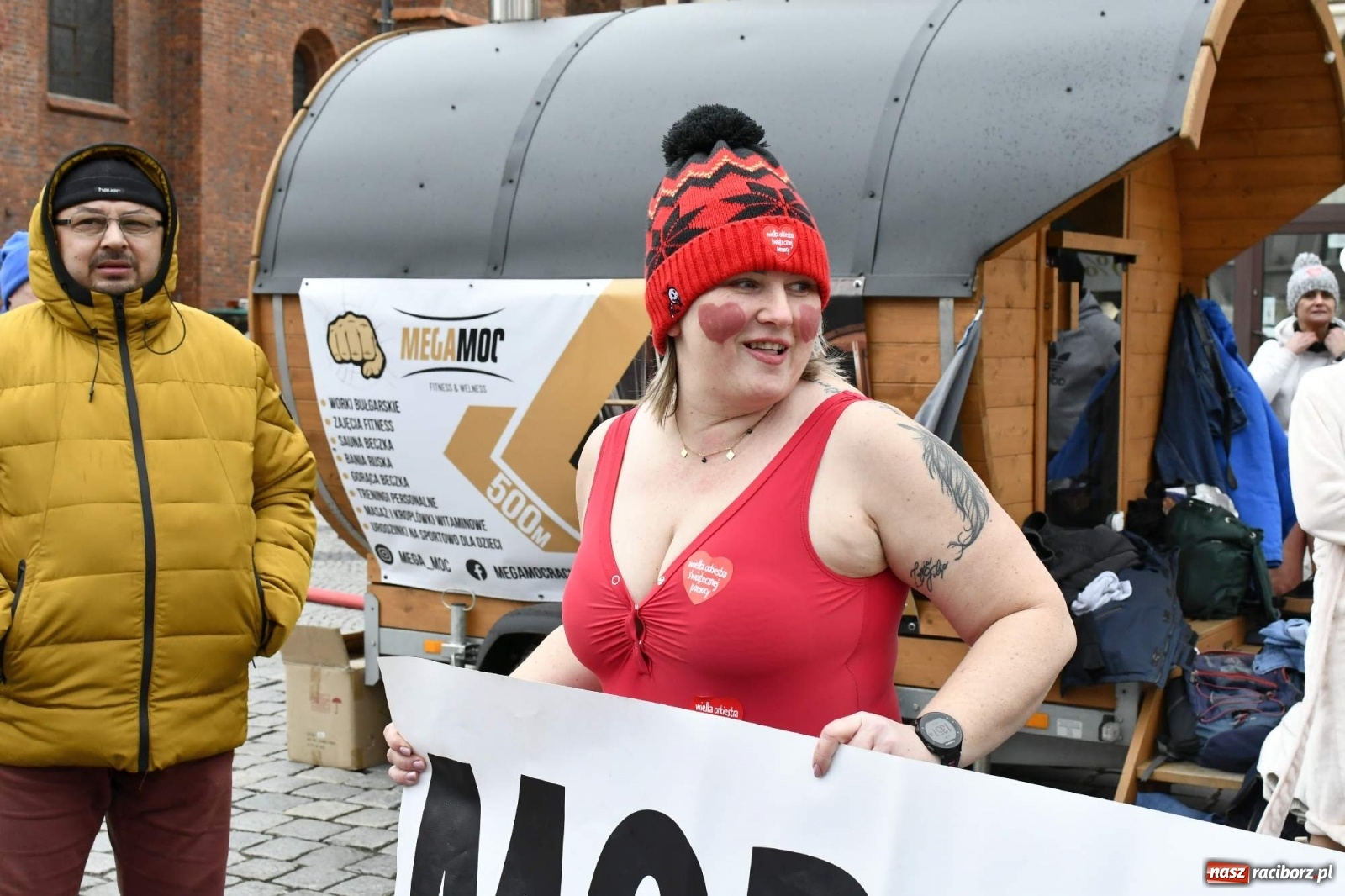 Zdjęcie w galerii na portalu naszraciborz.pl: Morsy, wojowie, strażacy, strzelcy i ciocia Klocia – 30. finał WOŚP na raciborskim Rynku wiadomości z regionu