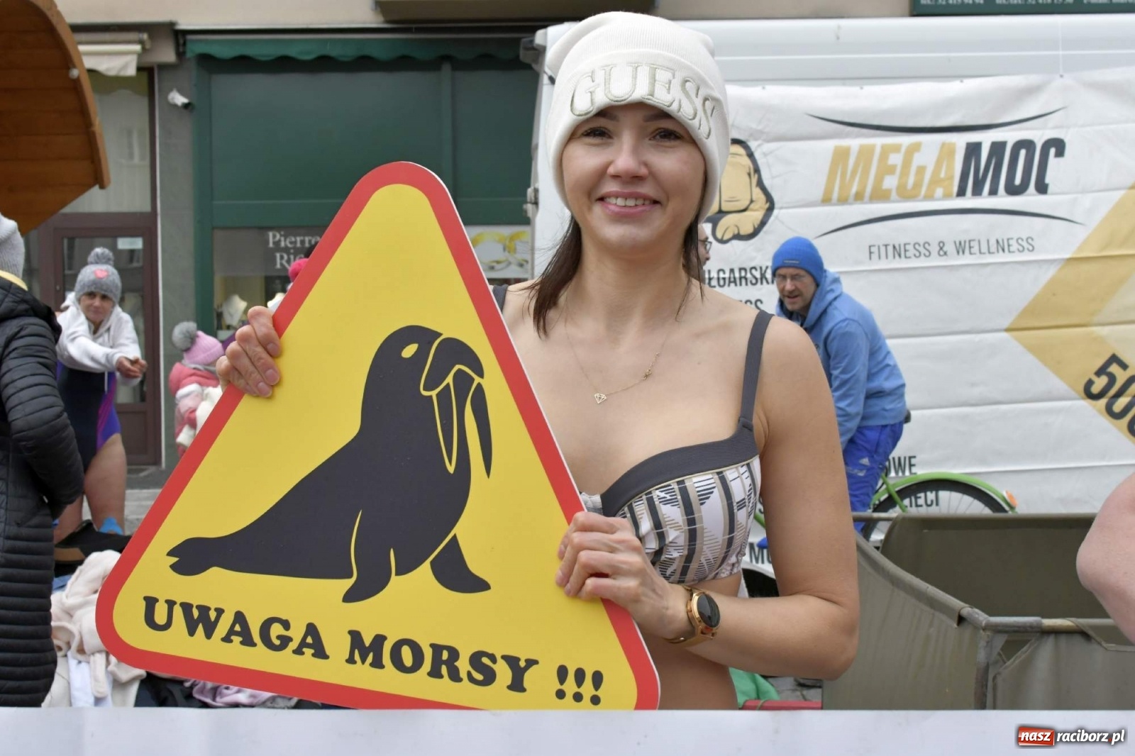 Zdjęcie w galerii na portalu naszraciborz.pl: Morsy, wojowie, strażacy, strzelcy i ciocia Klocia – 30. finał WOŚP na raciborskim Rynku wiadomości z regionu