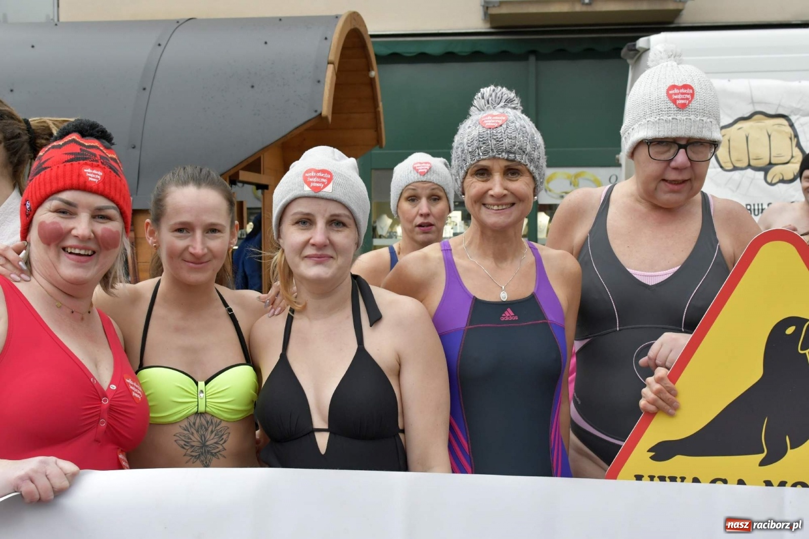 Zdjęcie w galerii na portalu naszraciborz.pl: Morsy, wojowie, strażacy, strzelcy i ciocia Klocia – 30. finał WOŚP na raciborskim Rynku wiadomości z regionu