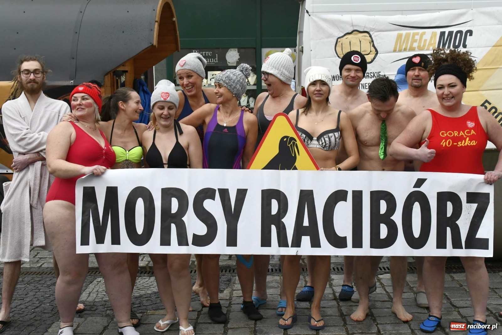 Zdjęcie w galerii na portalu naszraciborz.pl: Morsy, wojowie, strażacy, strzelcy i ciocia Klocia – 30. finał WOŚP na raciborskim Rynku wiadomości z regionu