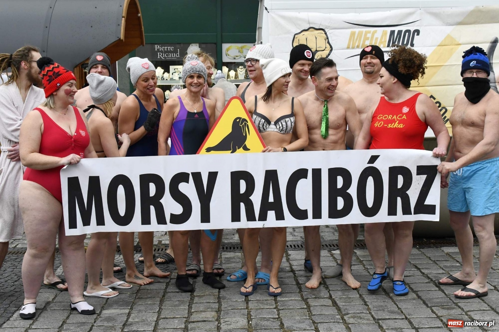 Zdjęcie w galerii na portalu naszraciborz.pl: Morsy, wojowie, strażacy, strzelcy i ciocia Klocia – 30. finał WOŚP na raciborskim Rynku wiadomości z regionu