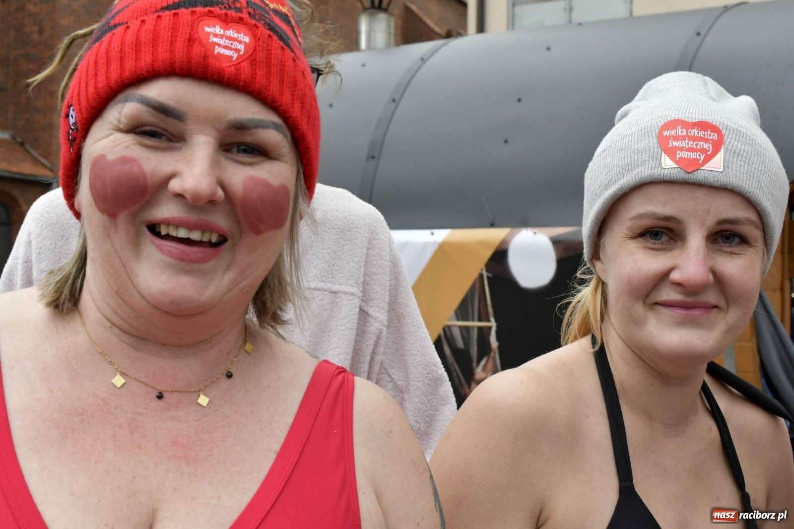 Zdjęcie w galerii na portalu naszraciborz.pl: Morsy, wojowie, strażacy, strzelcy i ciocia Klocia – 30. finał WOŚP na raciborskim Rynku wiadomości z regionu