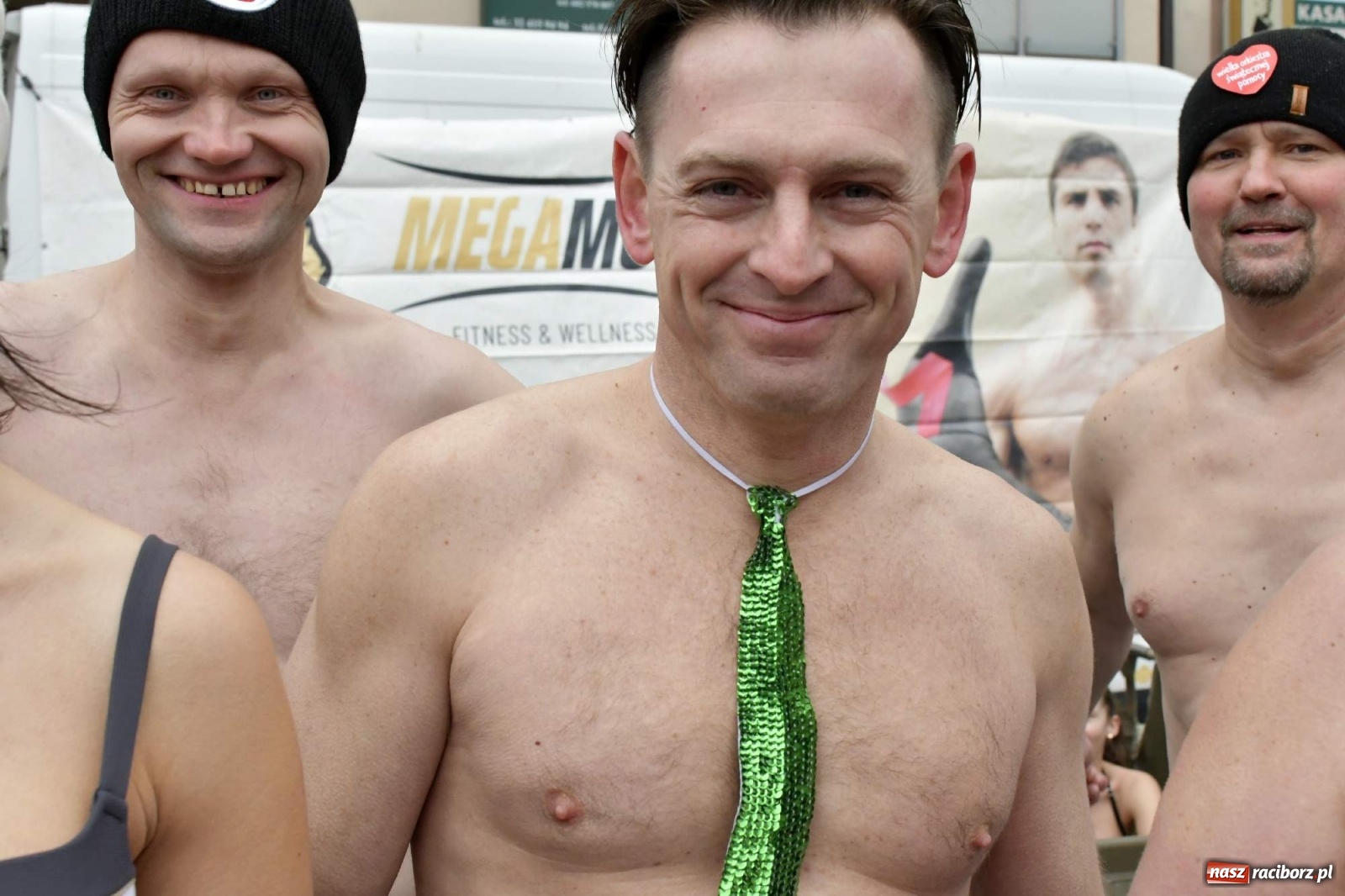 Zdjęcie w galerii na portalu naszraciborz.pl: Morsy, wojowie, strażacy, strzelcy i ciocia Klocia – 30. finał WOŚP na raciborskim Rynku wiadomości z regionu