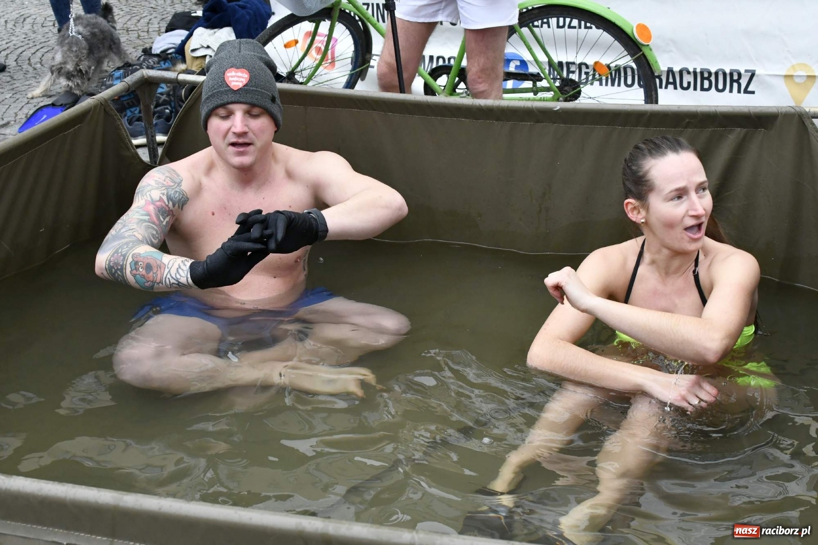 Zdjęcie w galerii na portalu naszraciborz.pl: Morsy, wojowie, strażacy, strzelcy i ciocia Klocia – 30. finał WOŚP na raciborskim Rynku wiadomości z regionu