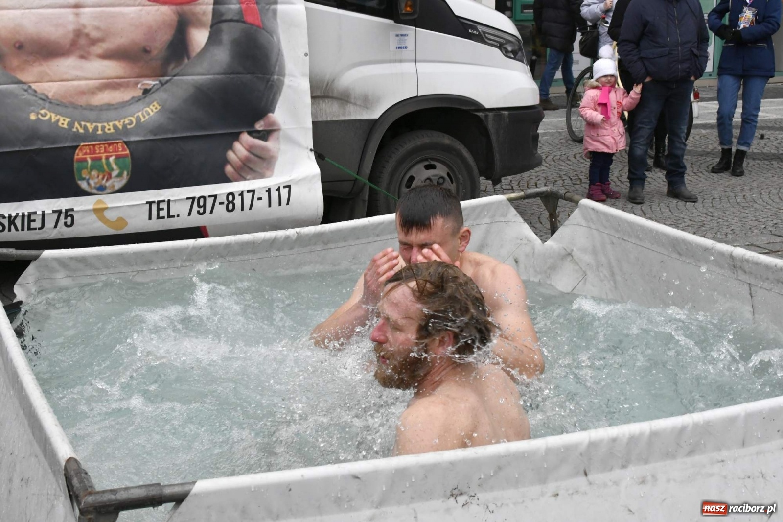 Zdjęcie w galerii na portalu naszraciborz.pl: Morsy, wojowie, strażacy, strzelcy i ciocia Klocia – 30. finał WOŚP na raciborskim Rynku wiadomości z regionu