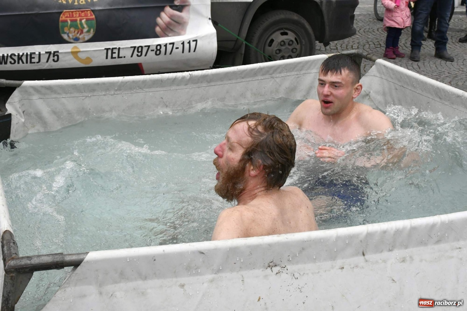 Zdjęcie w galerii na portalu naszraciborz.pl: Morsy, wojowie, strażacy, strzelcy i ciocia Klocia – 30. finał WOŚP na raciborskim Rynku wiadomości z regionu