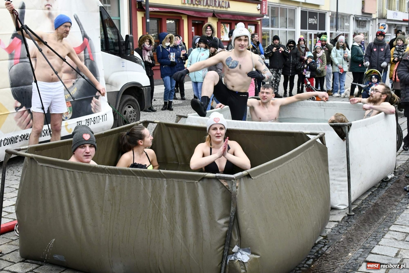 Zdjęcie w galerii na portalu naszraciborz.pl: Morsy, wojowie, strażacy, strzelcy i ciocia Klocia – 30. finał WOŚP na raciborskim Rynku wiadomości z regionu