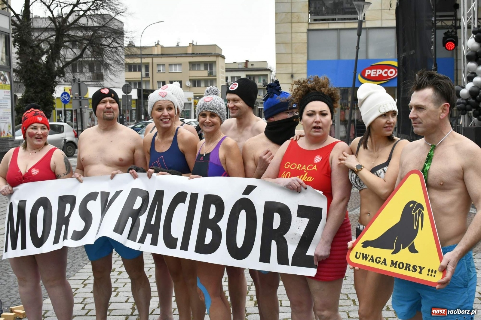 Zdjęcie w galerii na portalu naszraciborz.pl: Morsy, wojowie, strażacy, strzelcy i ciocia Klocia – 30. finał WOŚP na raciborskim Rynku wiadomości z regionu