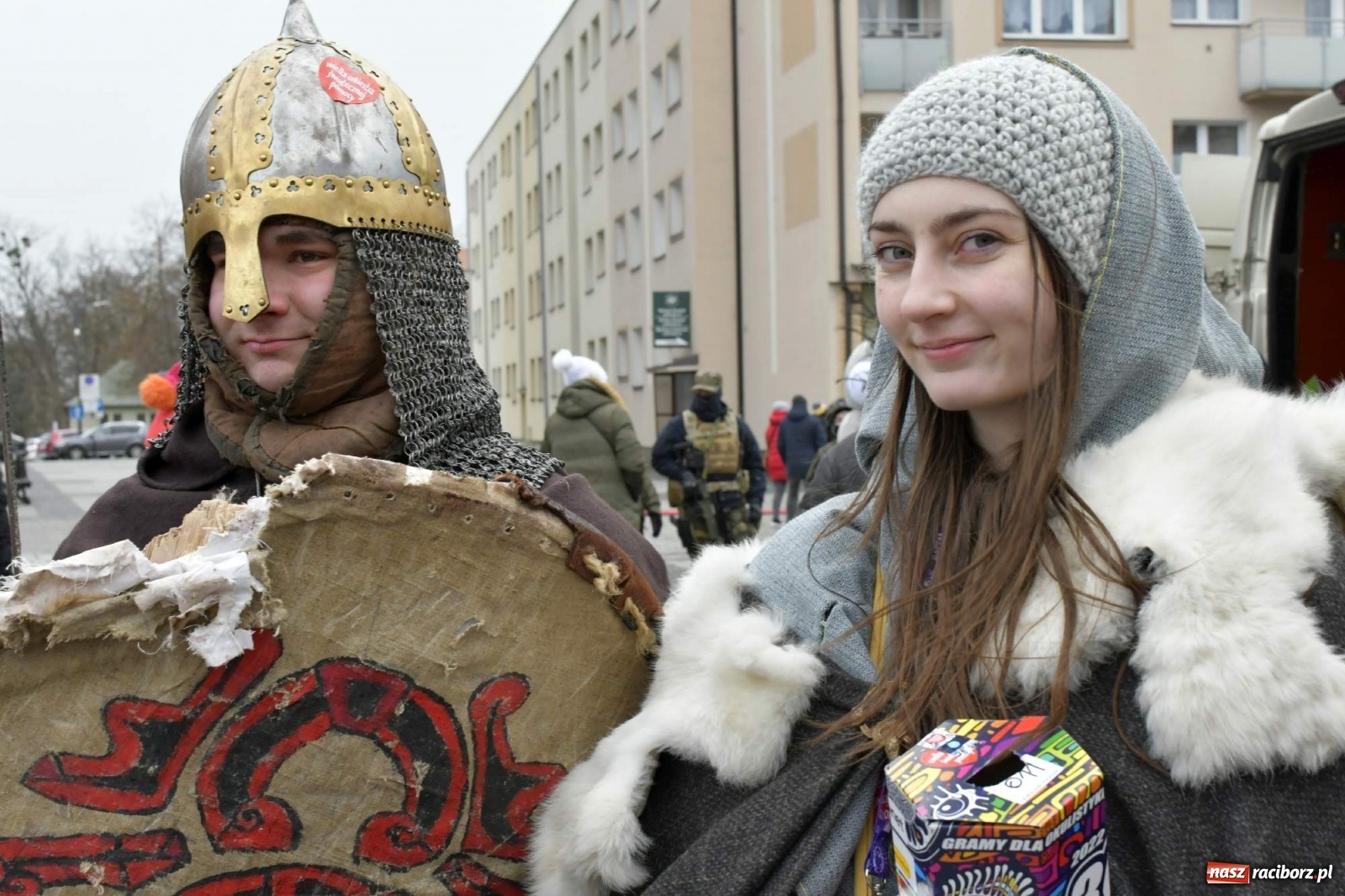Zdjęcie w galerii na portalu naszraciborz.pl: Morsy, wojowie, strażacy, strzelcy i ciocia Klocia – 30. finał WOŚP na raciborskim Rynku wiadomości z regionu