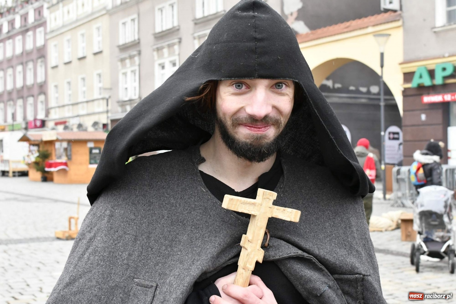 Zdjęcie w galerii na portalu naszraciborz.pl: Morsy, wojowie, strażacy, strzelcy i ciocia Klocia – 30. finał WOŚP na raciborskim Rynku wiadomości z regionu