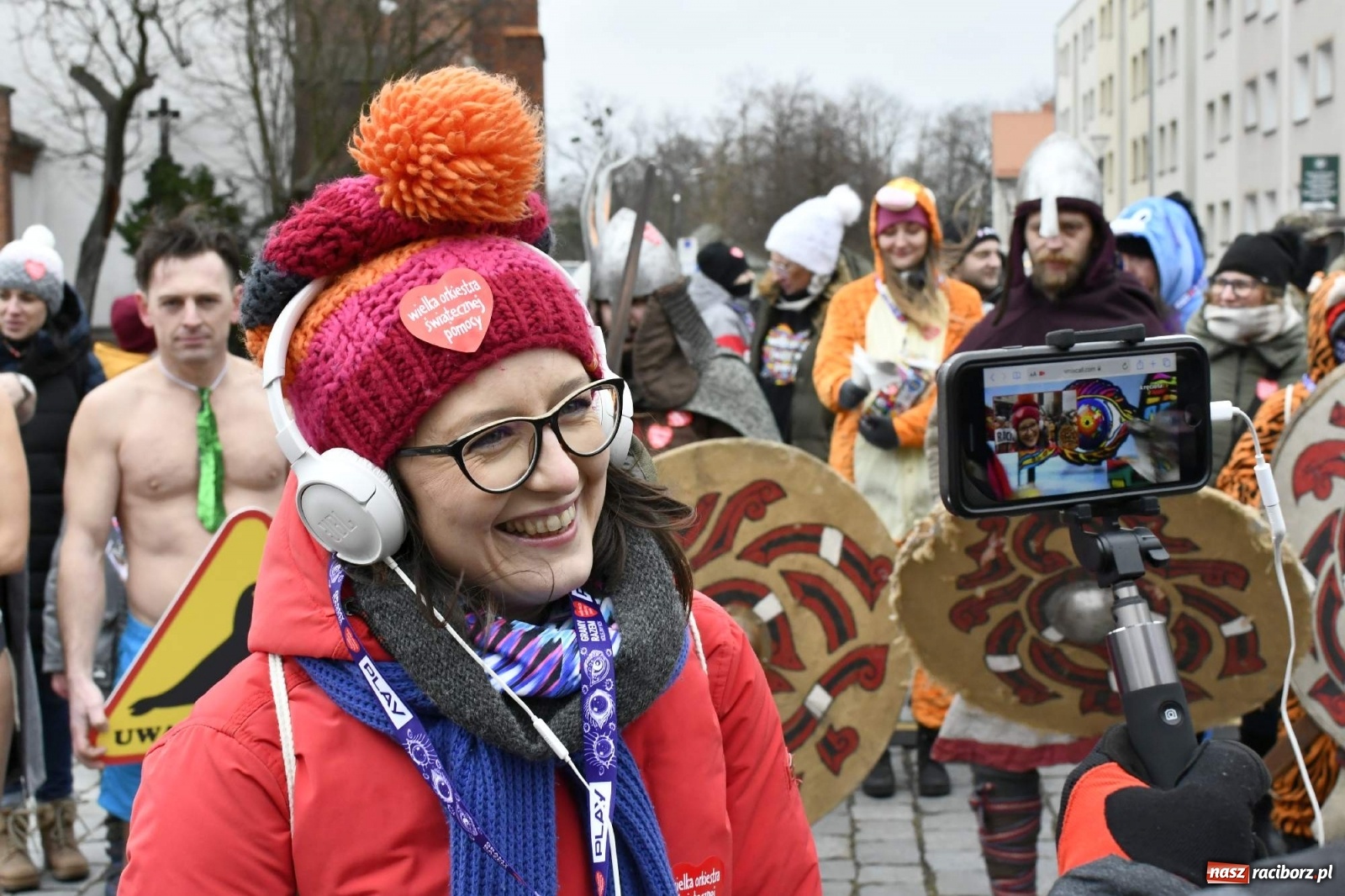 Zdjęcie w galerii na portalu naszraciborz.pl: Morsy, wojowie, strażacy, strzelcy i ciocia Klocia – 30. finał WOŚP na raciborskim Rynku wiadomości z regionu