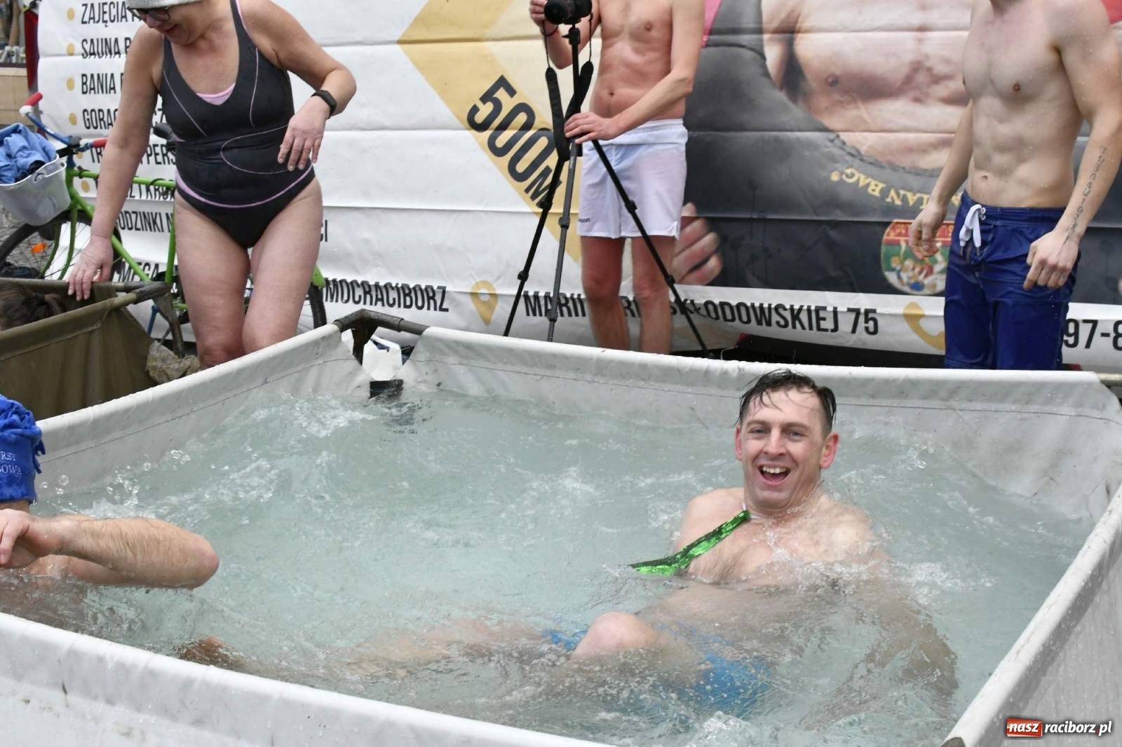 Zdjęcie w galerii na portalu naszraciborz.pl: Morsy, wojowie, strażacy, strzelcy i ciocia Klocia – 30. finał WOŚP na raciborskim Rynku wiadomości z regionu