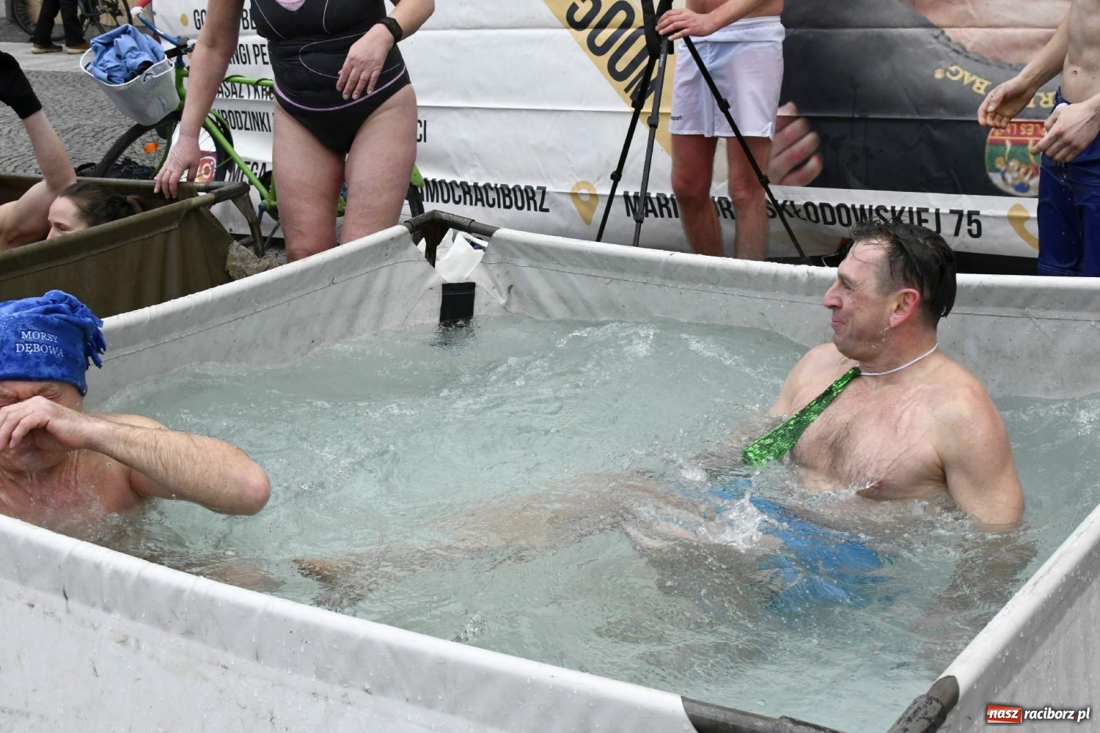 Zdjęcie w galerii na portalu naszraciborz.pl: Morsy, wojowie, strażacy, strzelcy i ciocia Klocia – 30. finał WOŚP na raciborskim Rynku wiadomości z regionu