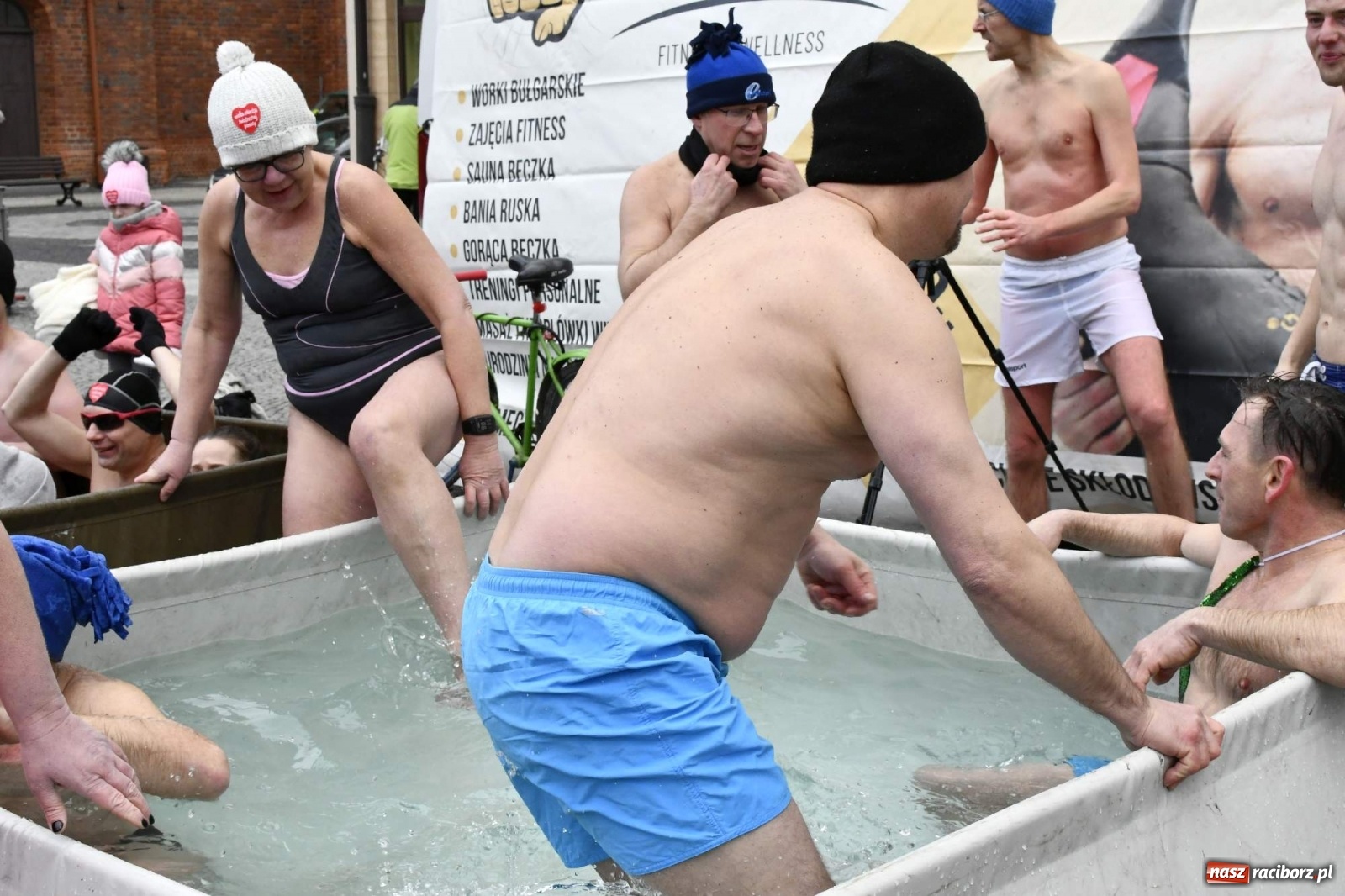 Zdjęcie w galerii na portalu naszraciborz.pl: Morsy, wojowie, strażacy, strzelcy i ciocia Klocia – 30. finał WOŚP na raciborskim Rynku wiadomości z regionu