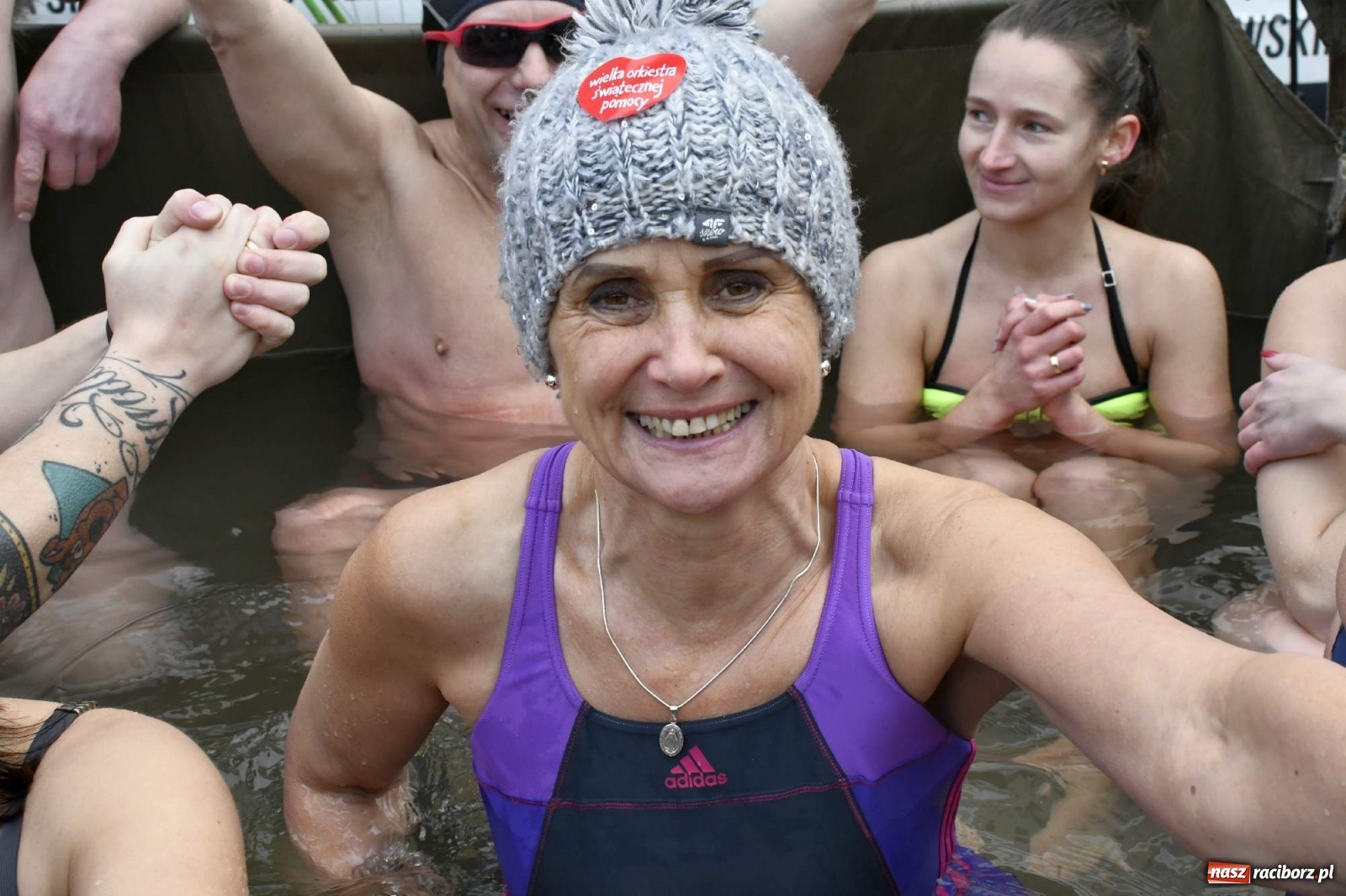 Zdjęcie w galerii na portalu naszraciborz.pl: Morsy, wojowie, strażacy, strzelcy i ciocia Klocia – 30. finał WOŚP na raciborskim Rynku wiadomości z regionu