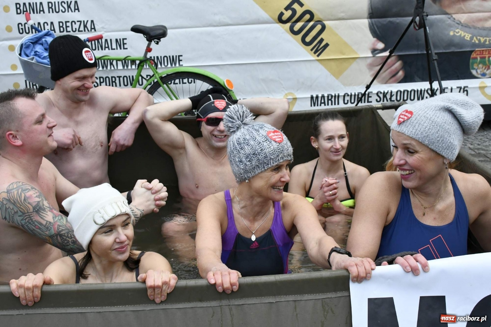 Zdjęcie w galerii na portalu naszraciborz.pl: Morsy, wojowie, strażacy, strzelcy i ciocia Klocia – 30. finał WOŚP na raciborskim Rynku wiadomości z regionu