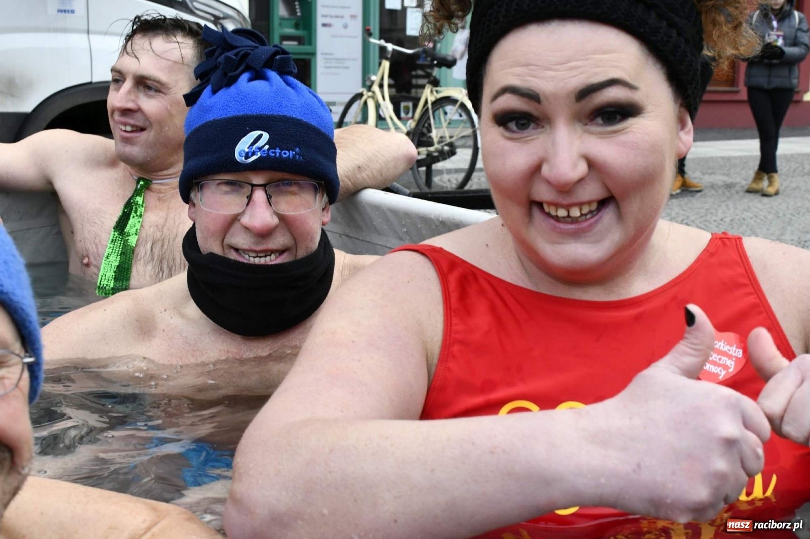 Zdjęcie w galerii na portalu naszraciborz.pl: Morsy, wojowie, strażacy, strzelcy i ciocia Klocia – 30. finał WOŚP na raciborskim Rynku wiadomości z regionu