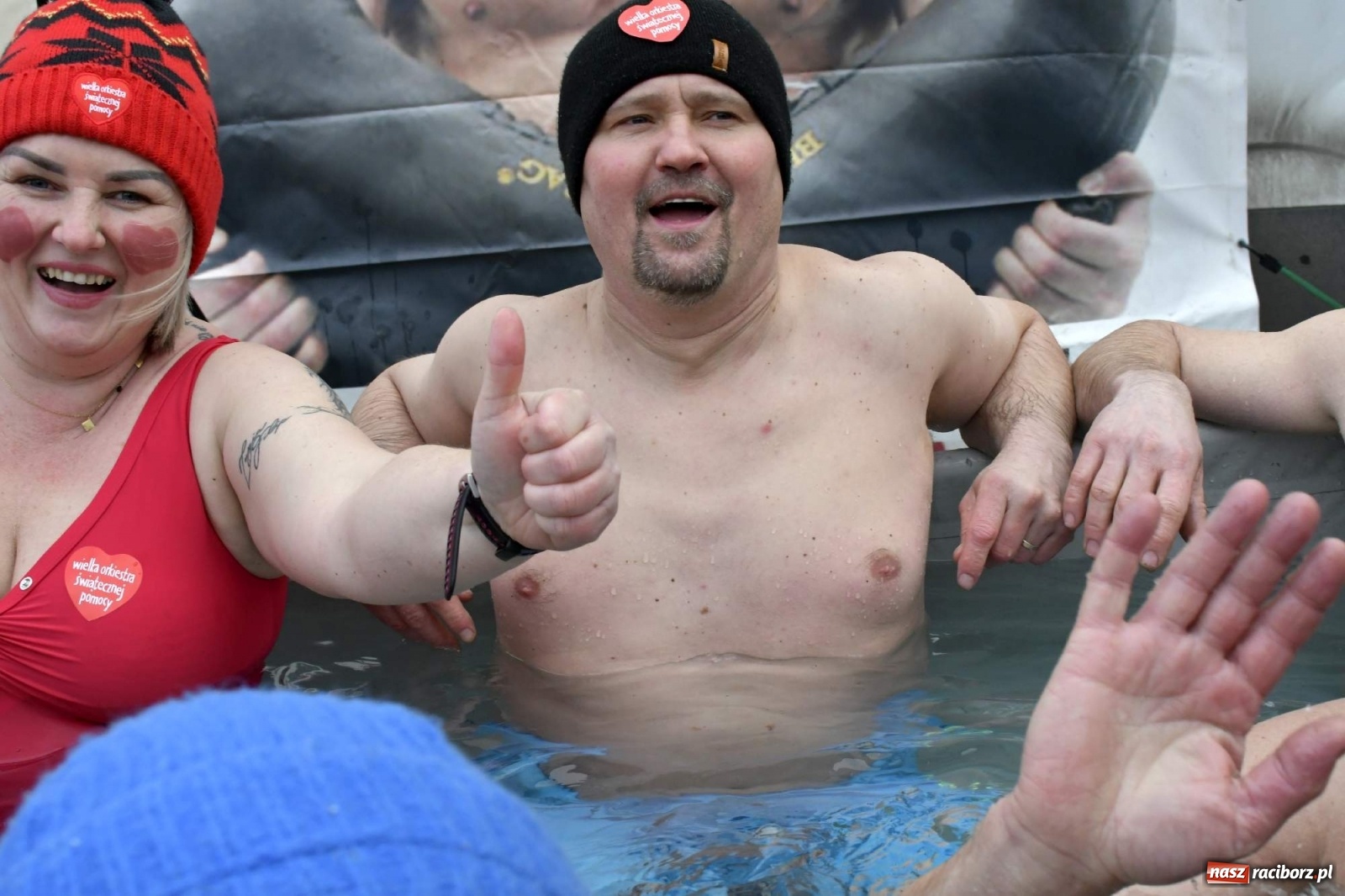 Zdjęcie w galerii na portalu naszraciborz.pl: Morsy, wojowie, strażacy, strzelcy i ciocia Klocia – 30. finał WOŚP na raciborskim Rynku wiadomości z regionu