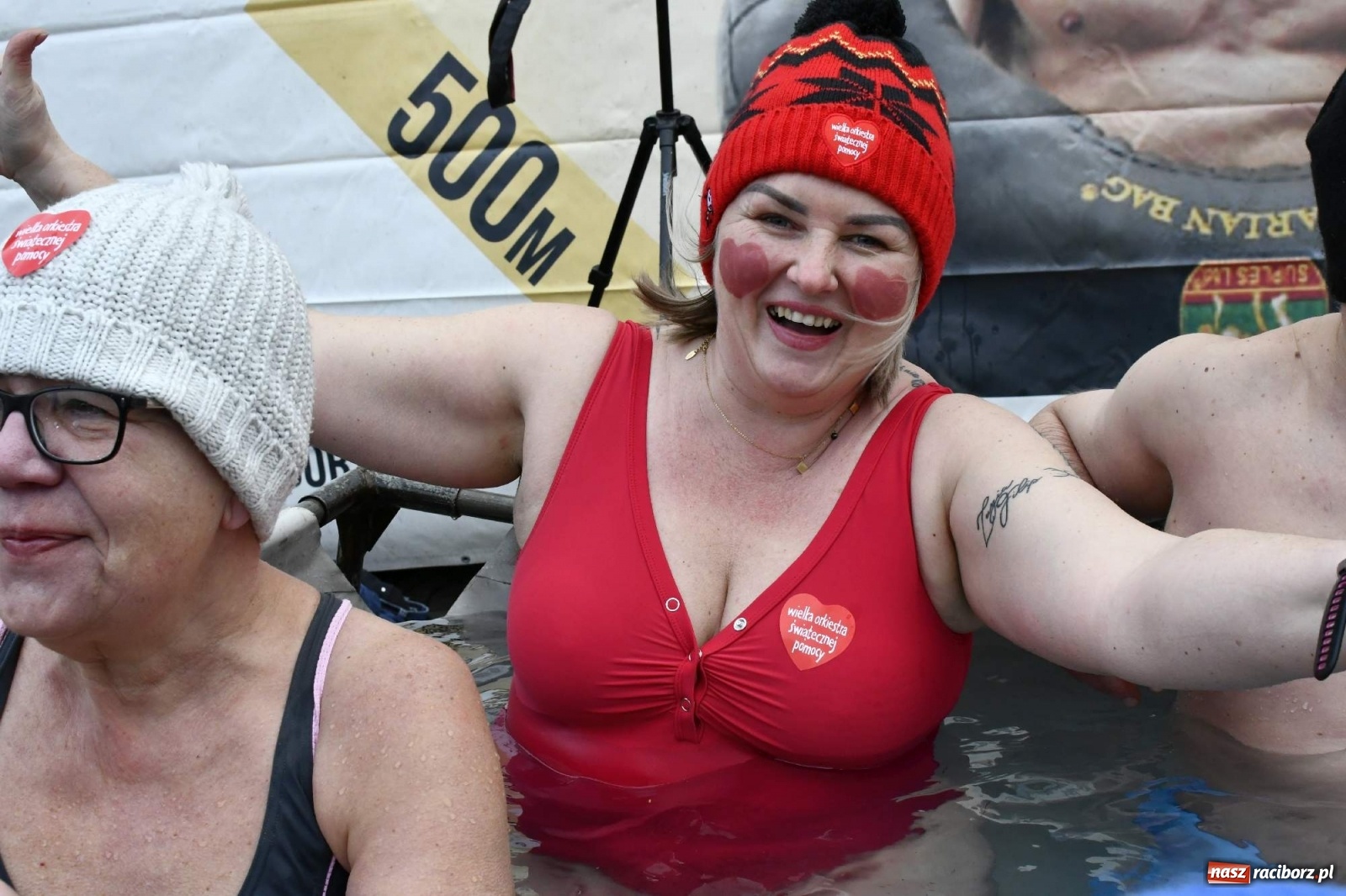 Zdjęcie w galerii na portalu naszraciborz.pl: Morsy, wojowie, strażacy, strzelcy i ciocia Klocia – 30. finał WOŚP na raciborskim Rynku wiadomości z regionu