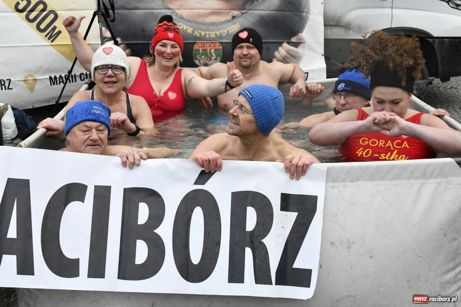 Zdjęcie w galerii na portalu naszraciborz.pl: Morsy, wojowie, strażacy, strzelcy i ciocia Klocia – 30. finał WOŚP na raciborskim Rynku wiadomości z regionu