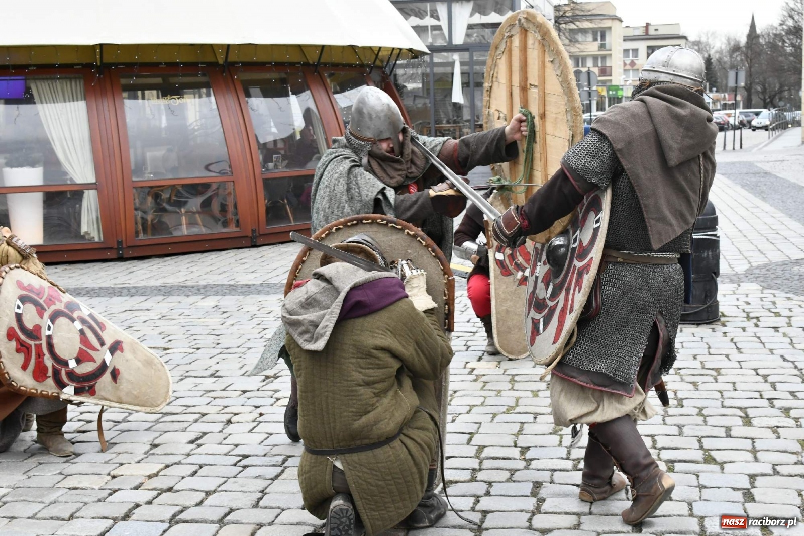 Zdjęcie w galerii na portalu naszraciborz.pl: Morsy, wojowie, strażacy, strzelcy i ciocia Klocia – 30. finał WOŚP na raciborskim Rynku wiadomości z regionu