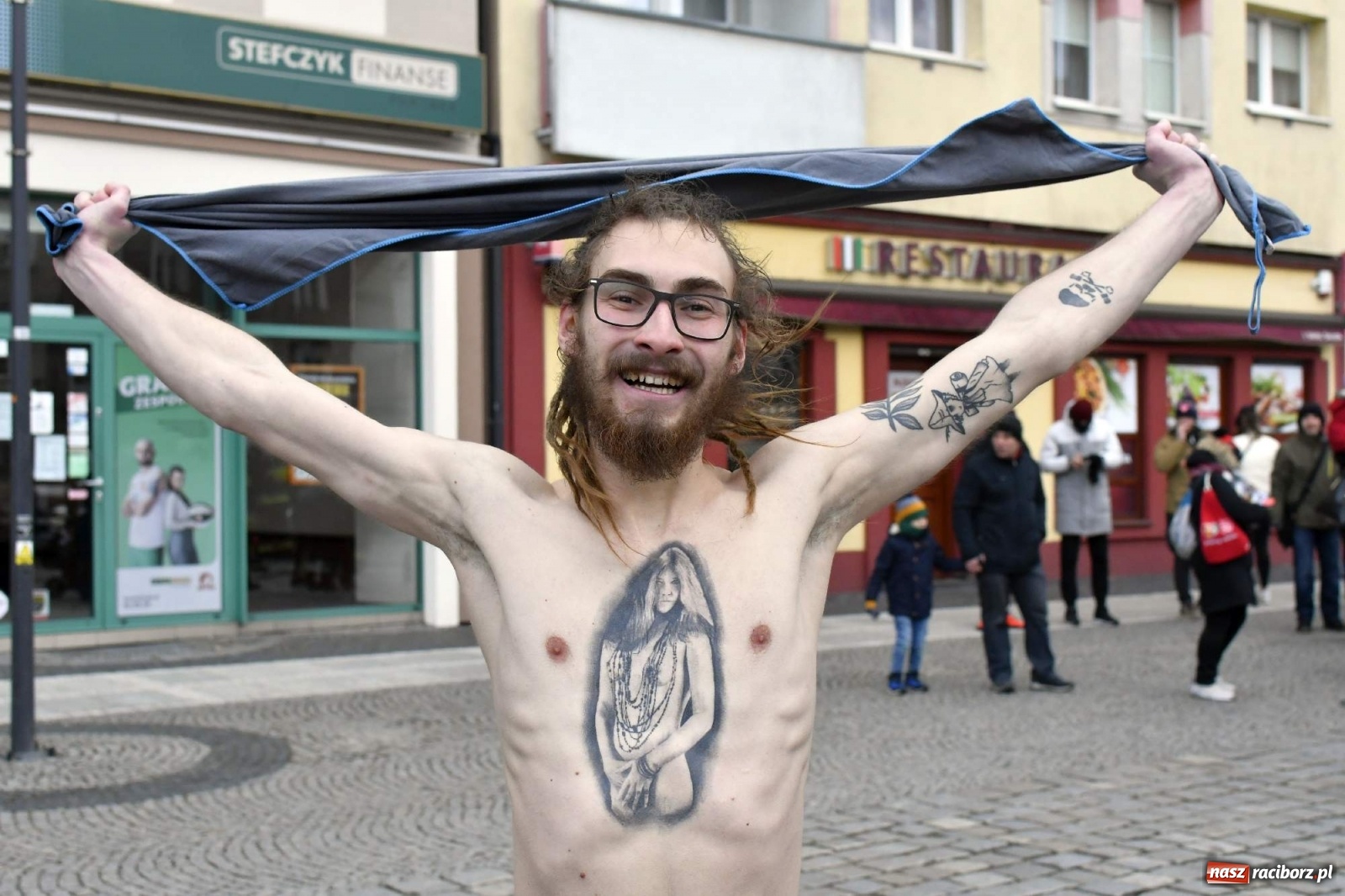 Zdjęcie w galerii na portalu naszraciborz.pl: Morsy, wojowie, strażacy, strzelcy i ciocia Klocia – 30. finał WOŚP na raciborskim Rynku wiadomości z regionu