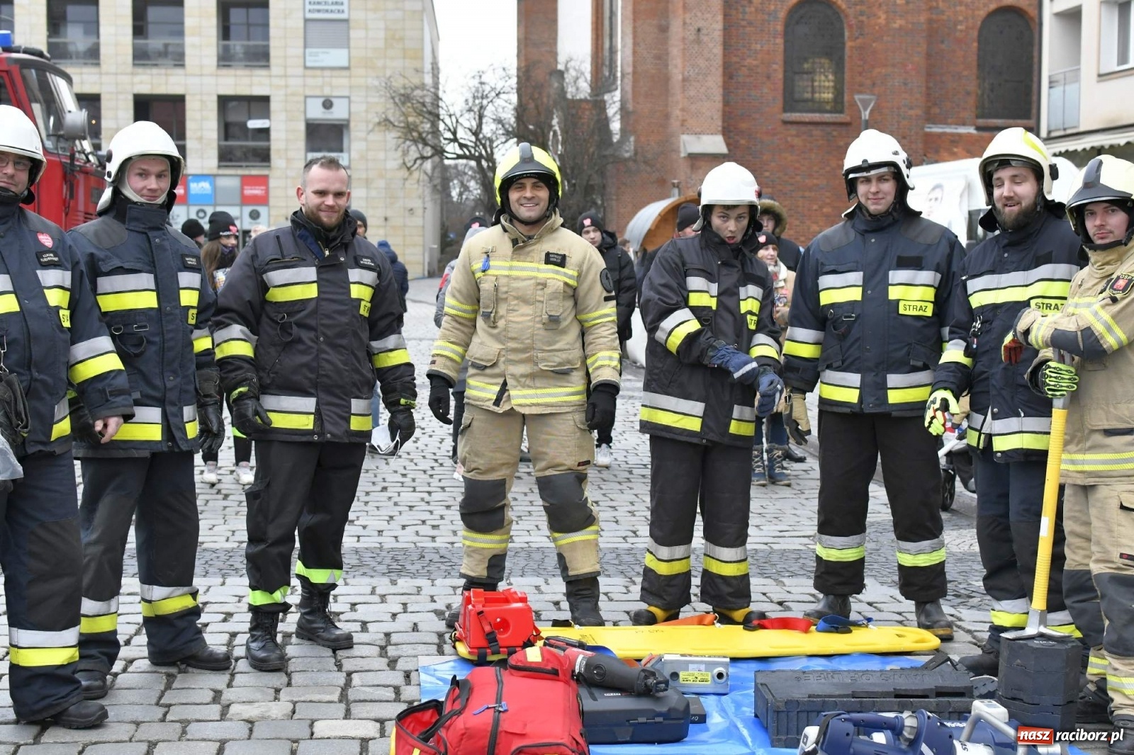 Zdjęcie w galerii na portalu naszraciborz.pl: Morsy, wojowie, strażacy, strzelcy i ciocia Klocia – 30. finał WOŚP na raciborskim Rynku wiadomości z regionu